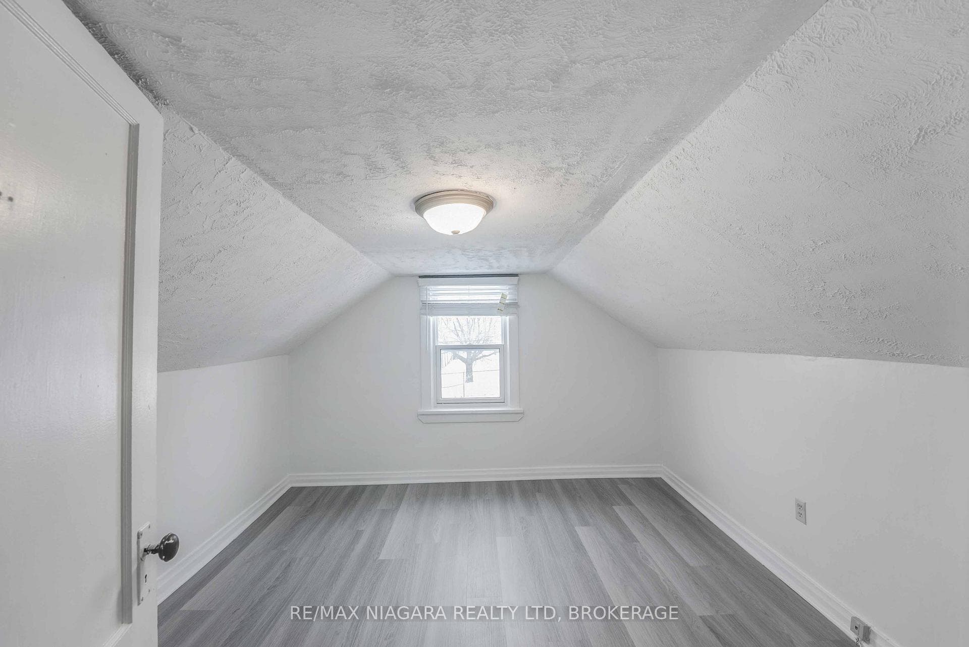 39 CARLETON Street Unit upper photo 11