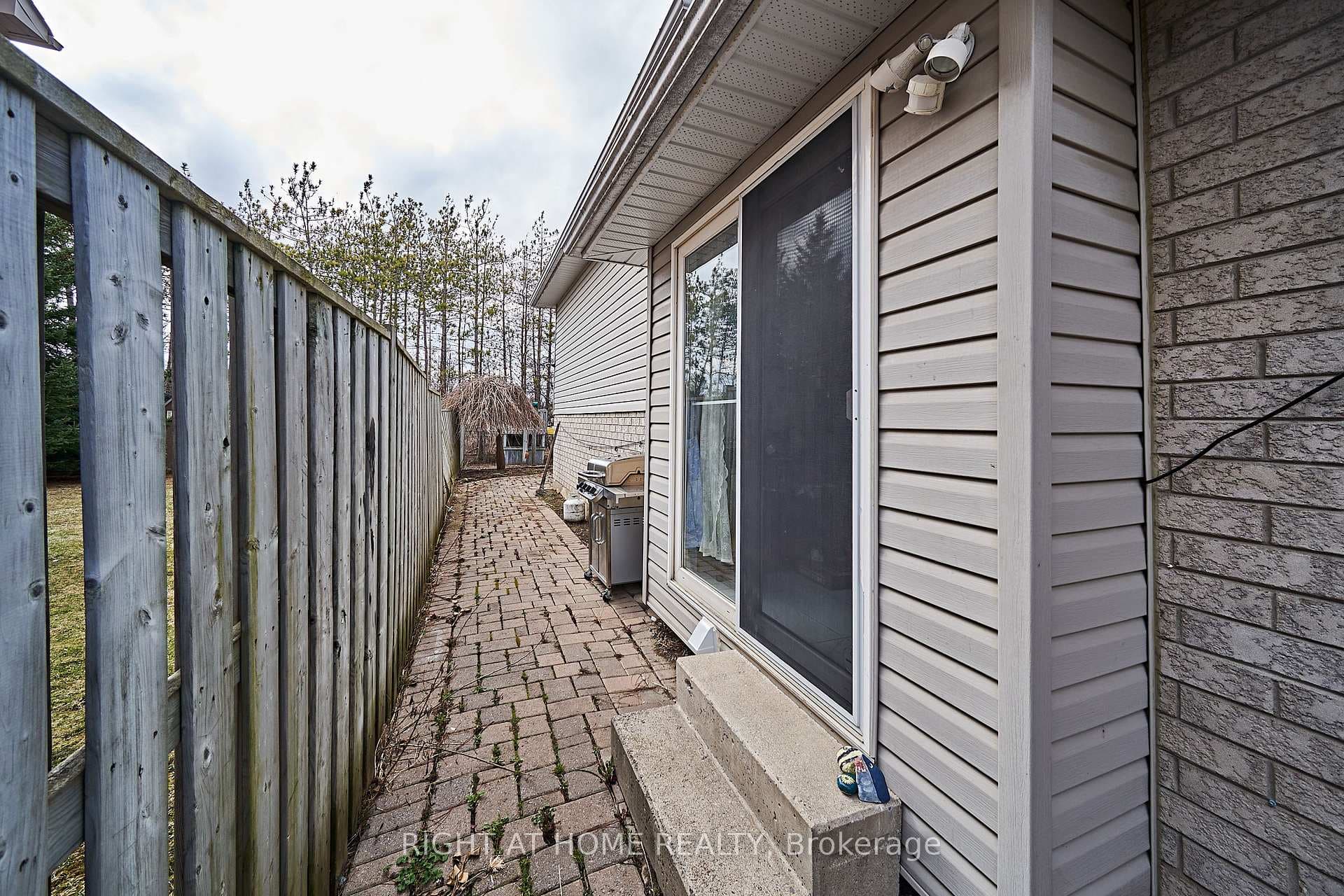 1947 Dalhousie Crescent photo 33