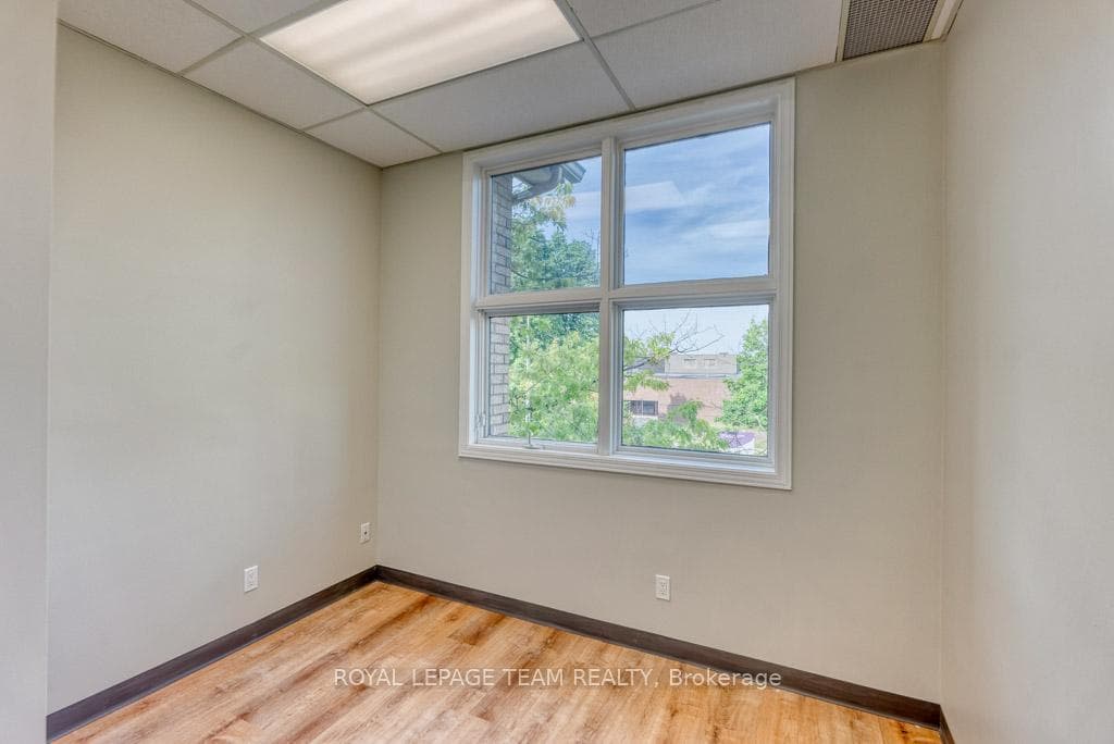 84 Centrepointe Drive photo 20