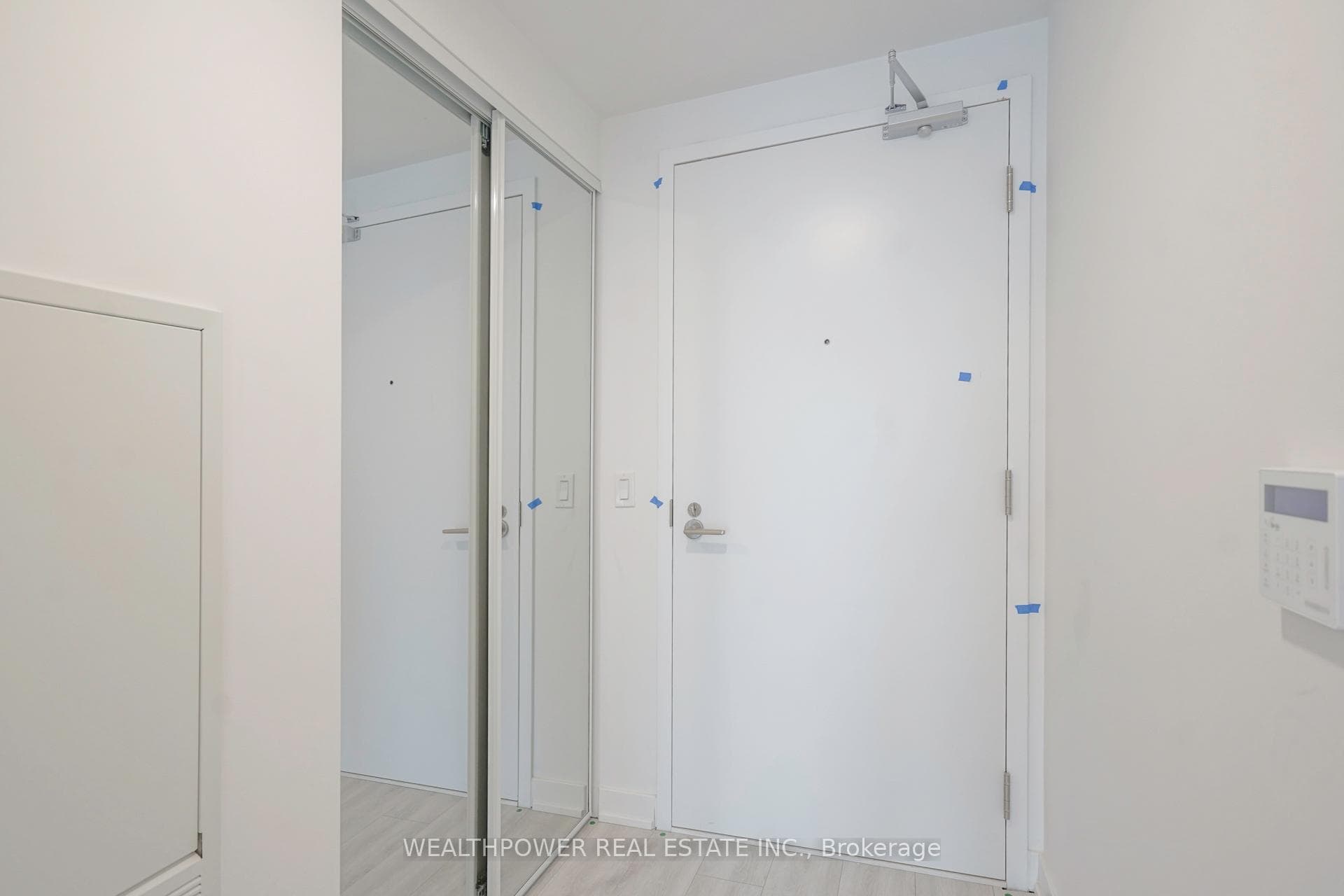 230 Simcoe Street Unit 2516 photo 2