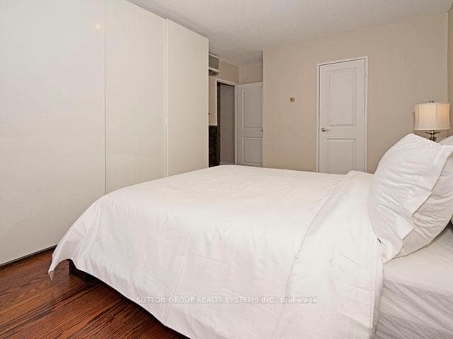 35 Ormskirk Avenue Unit 811 photo 15