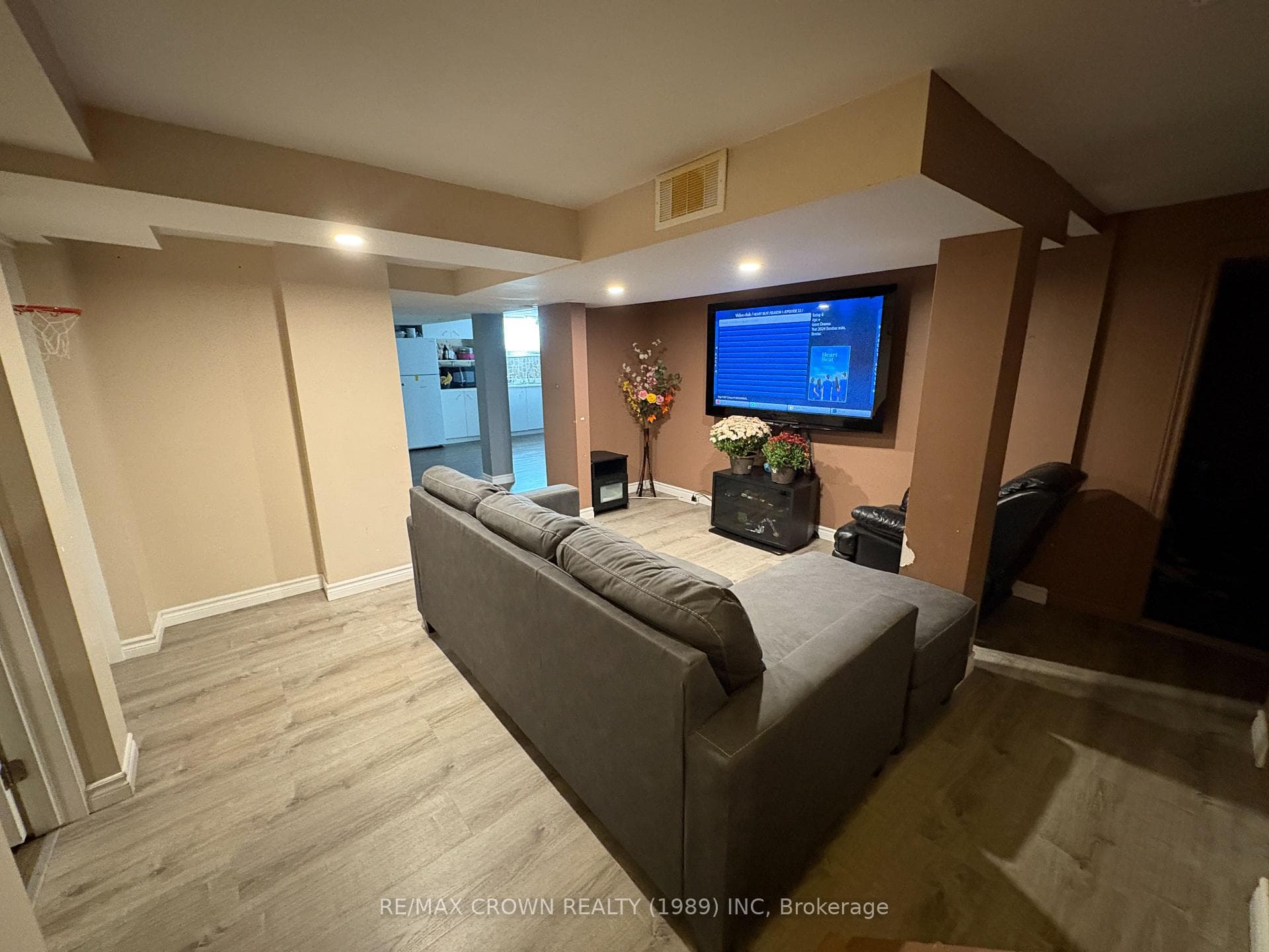 564 Maclean Drive photo 3