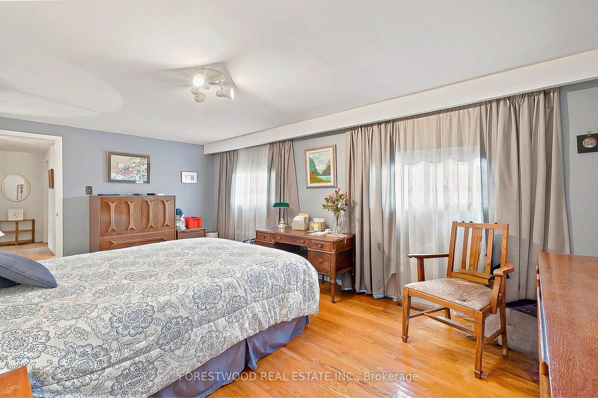 523 Hyacinthe Boulevard photo 26
