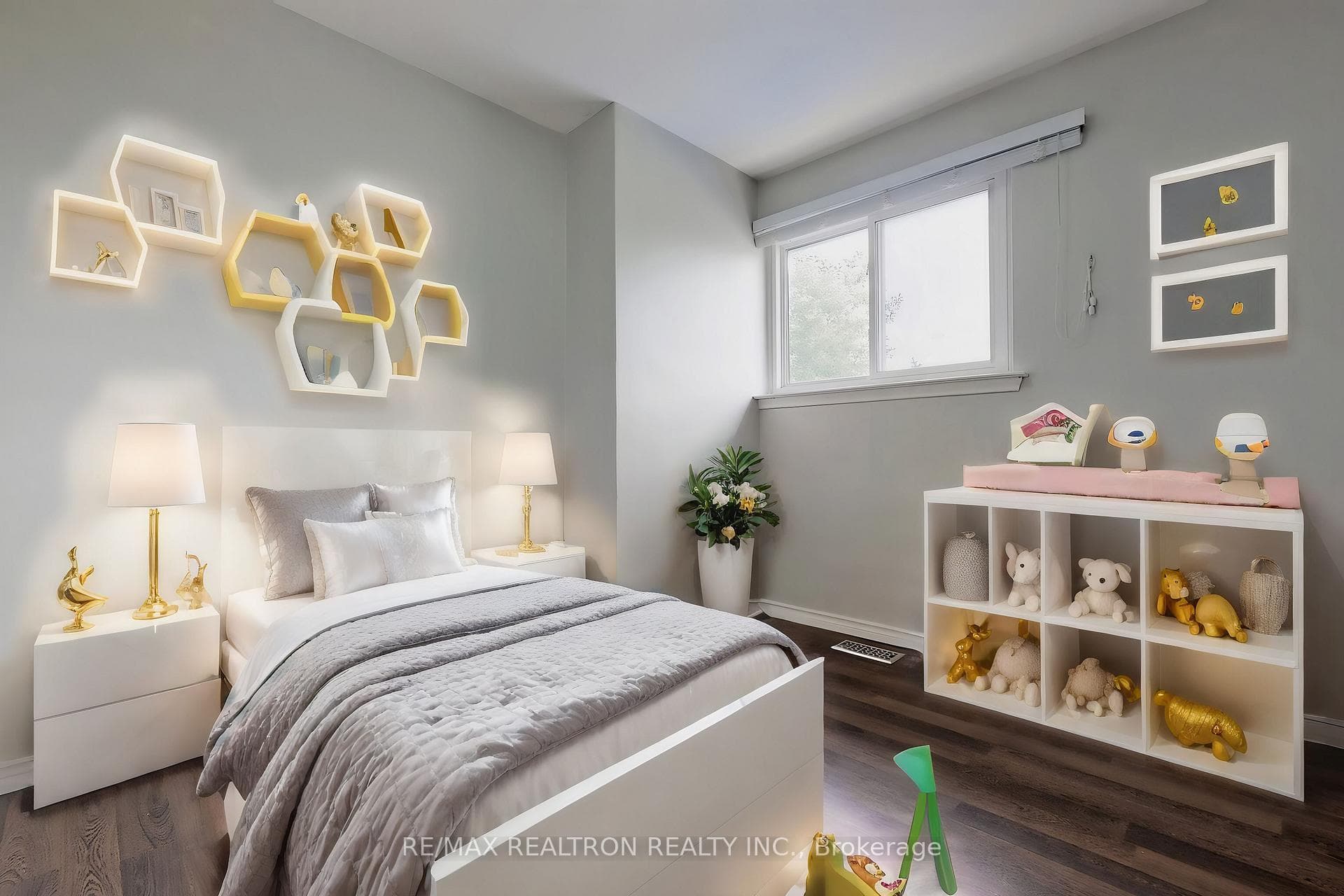 669 Shakespeare Avenue Unit Upper photo 4