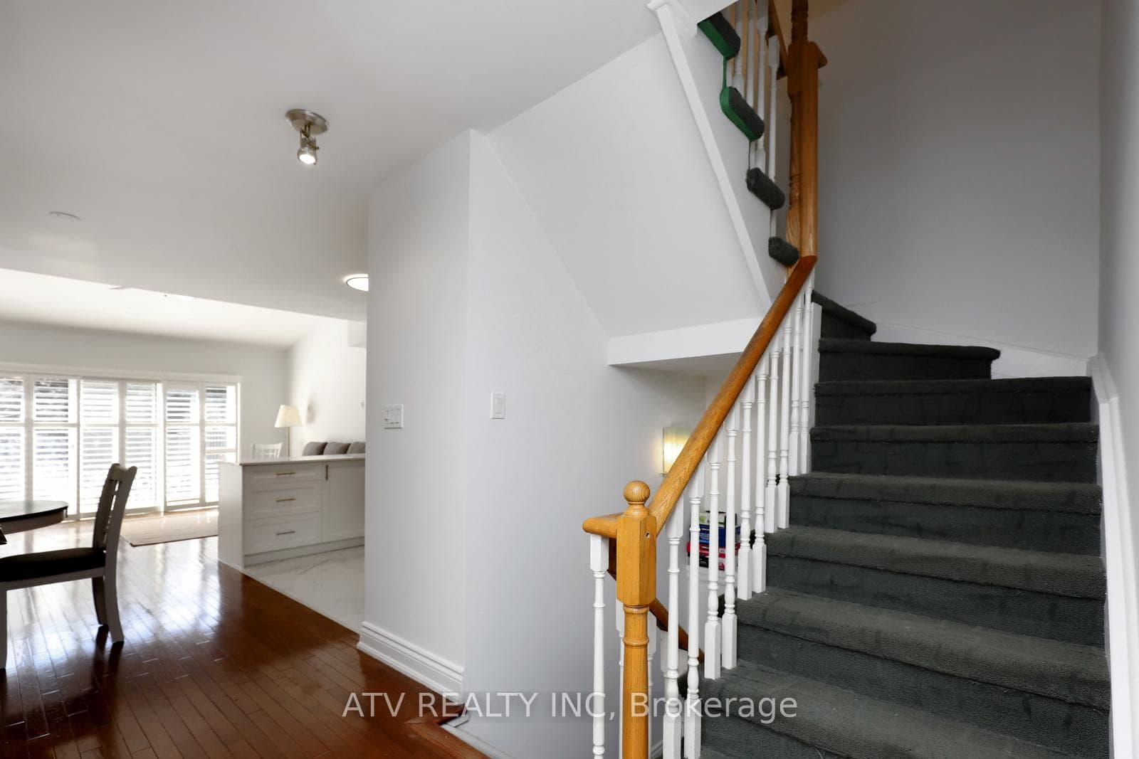 2523 Gerrard Street photo 13
