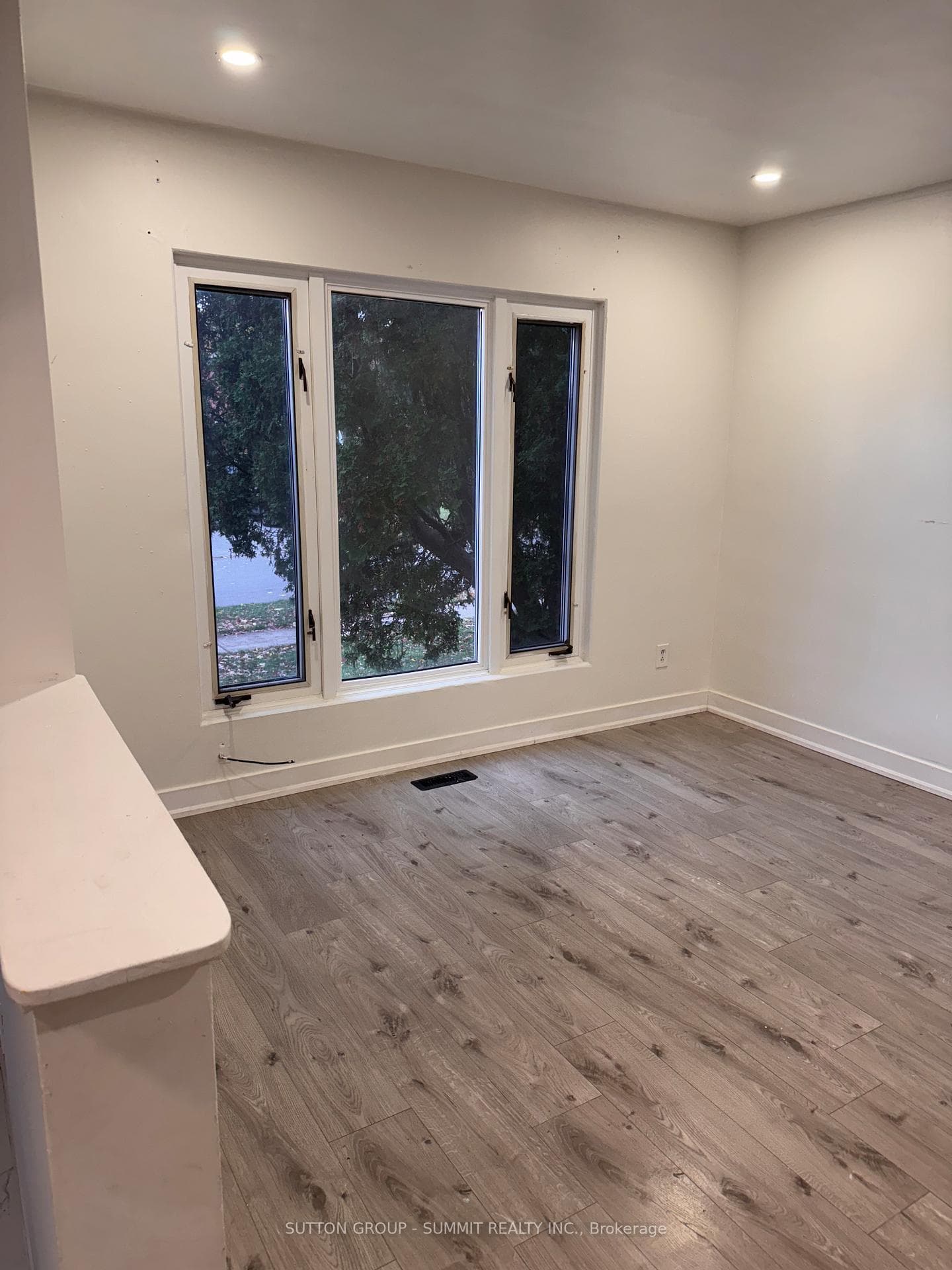 1379 Freeport Drive photo 3