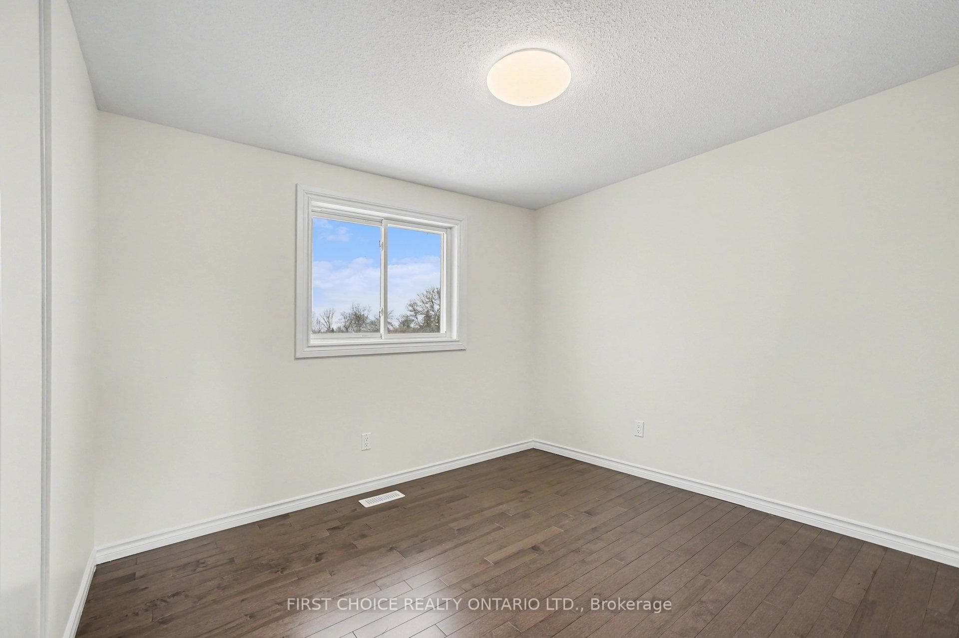 883 Lawnsberry Drive photo 15
