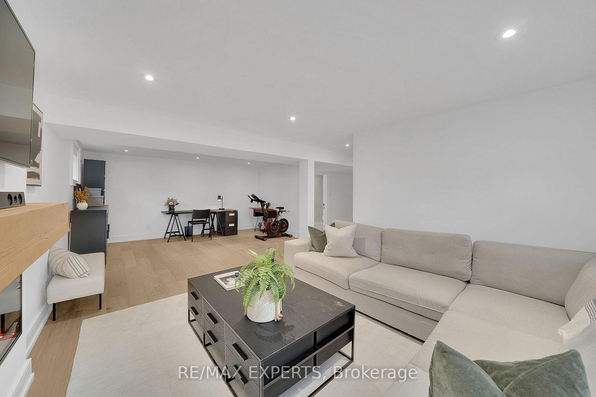 348 Marple Crescent photo 30