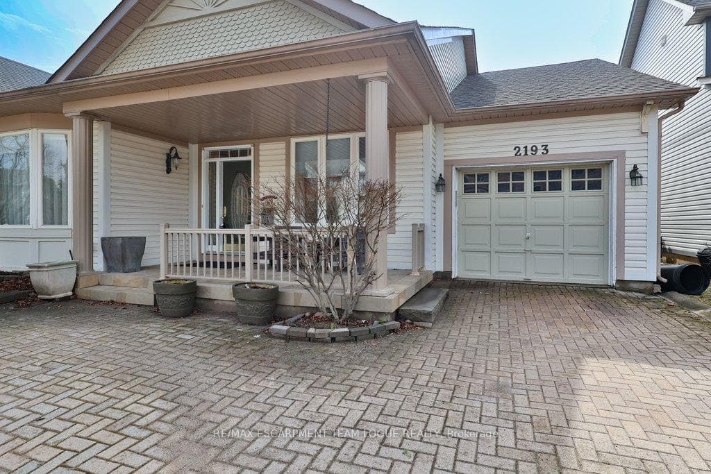 2193 Woodglen Crescent photo 3