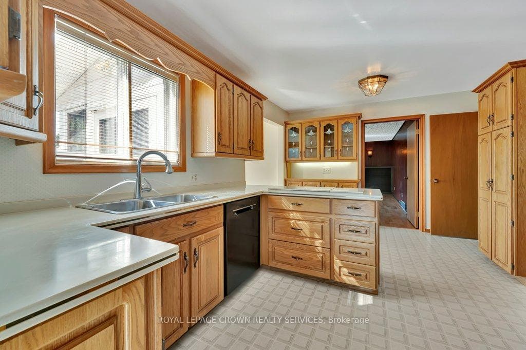73 Champlain Crescent photo 10