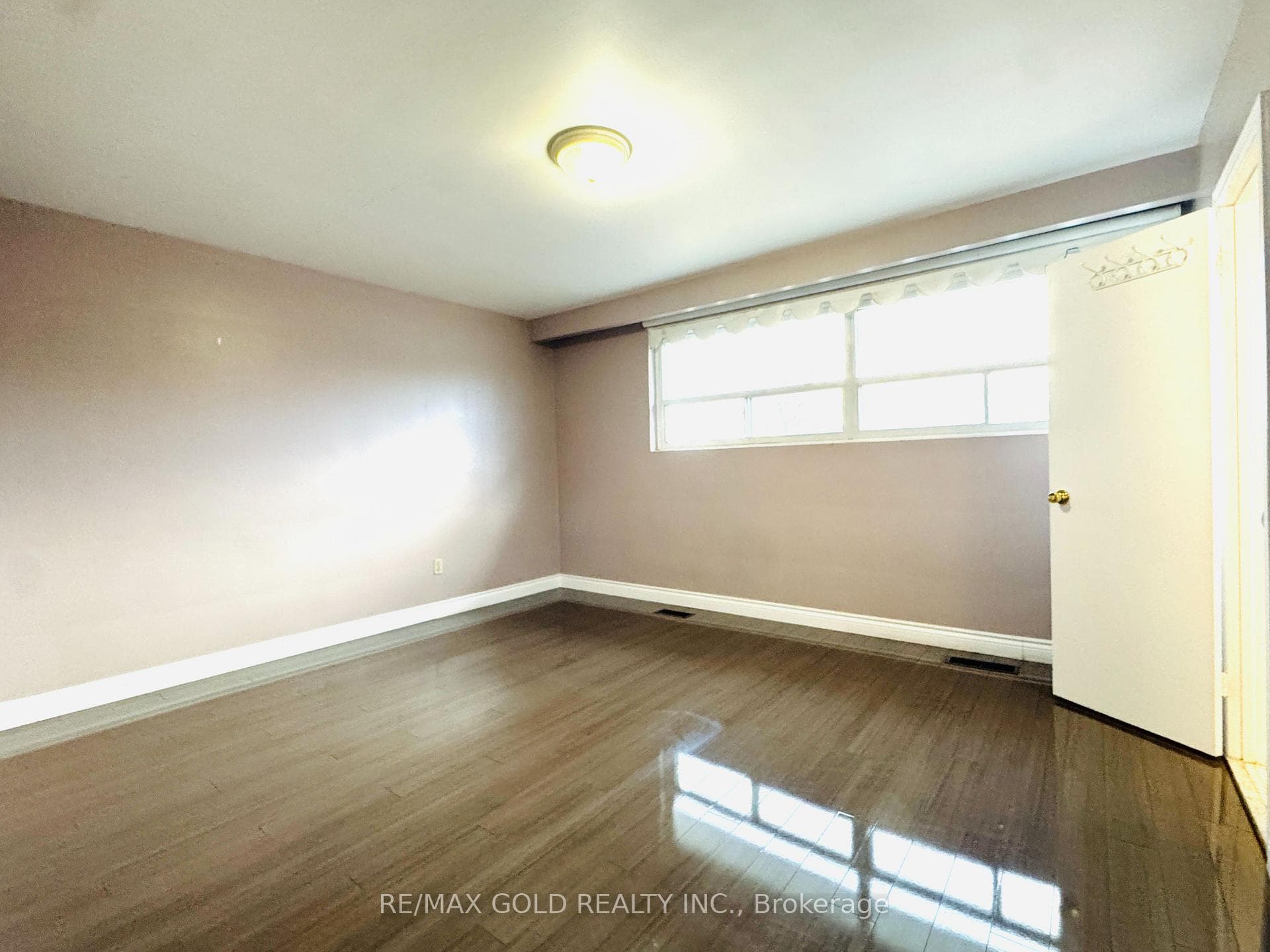 1194 Albion Road photo 25