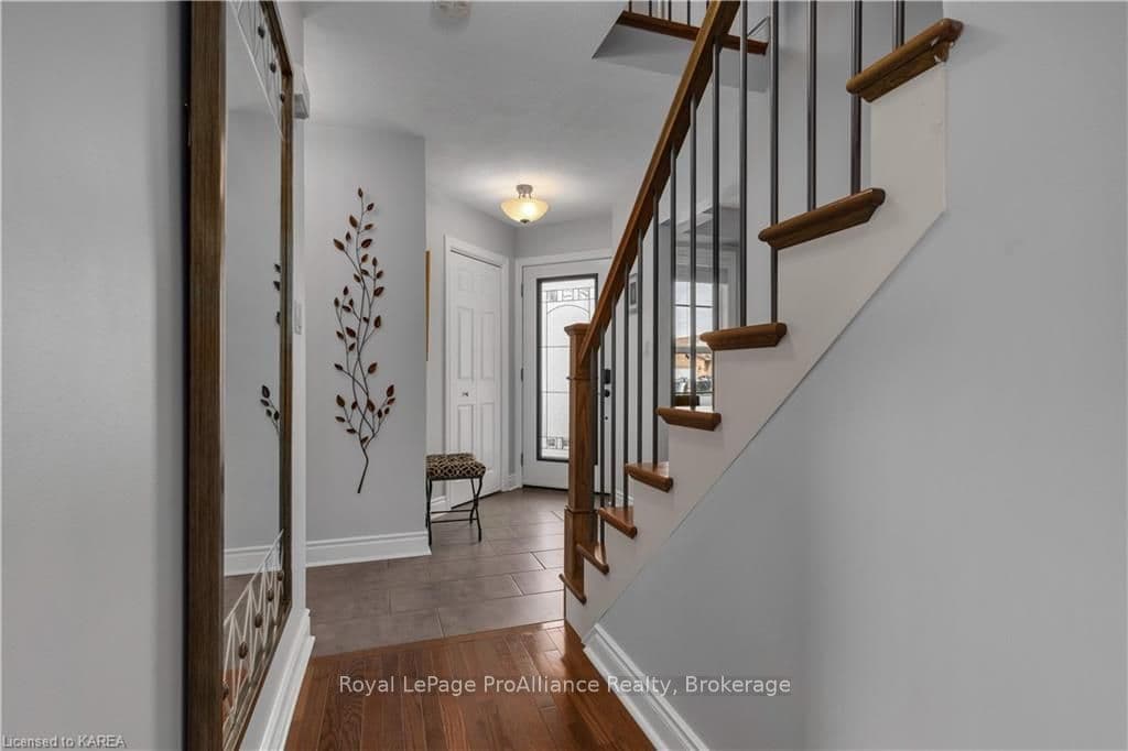454 BARNSLEY Crescent photo 7