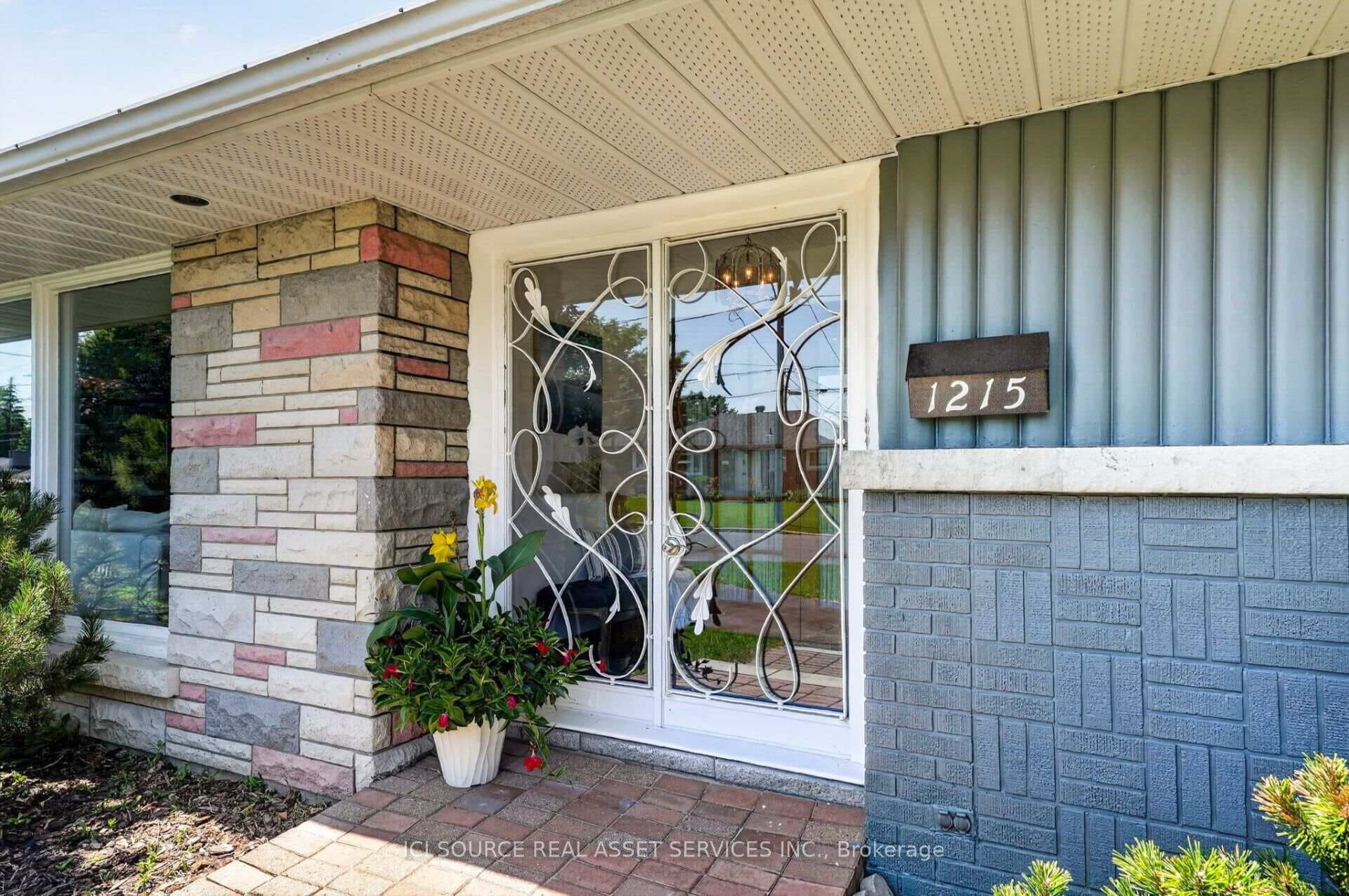 1215 Princess Street photo 4