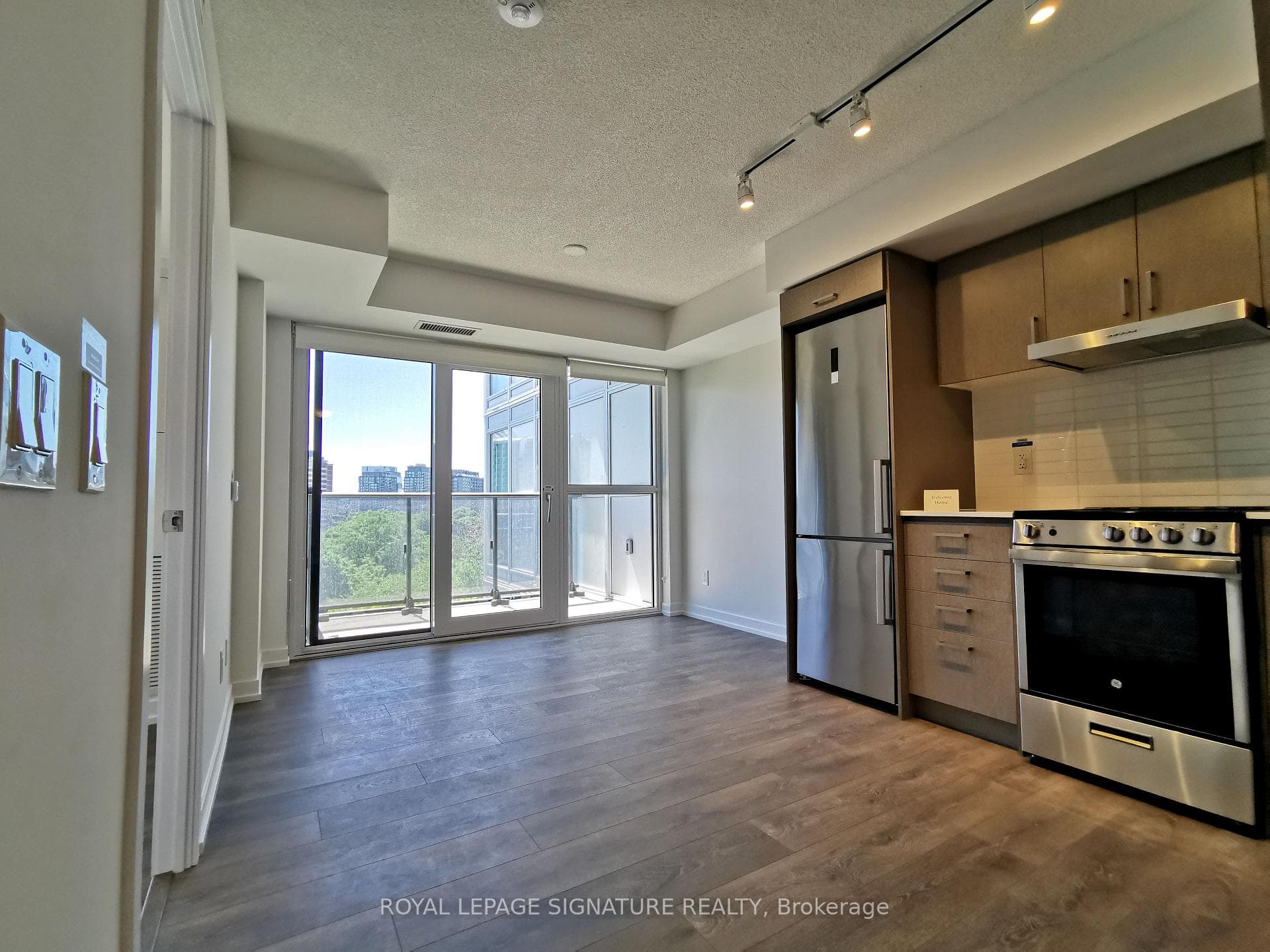219 Dundas Street Unit 812 photo 2