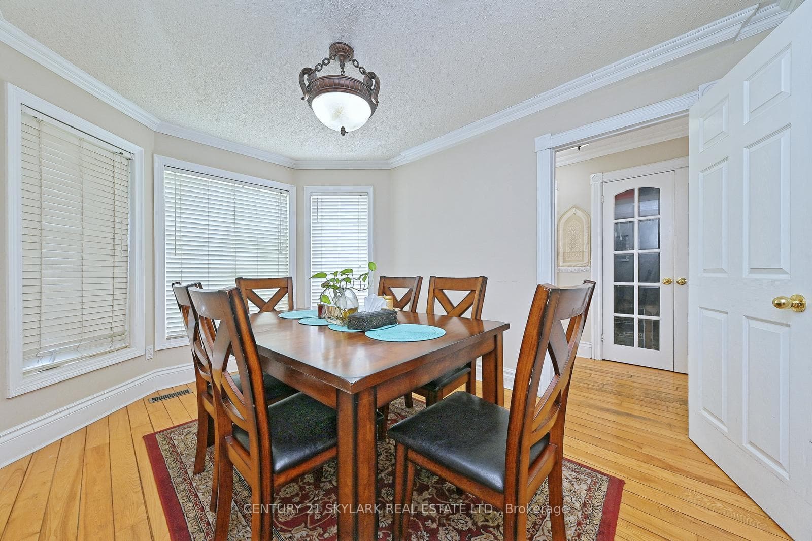1922 Dalhousie Crescent photo 5