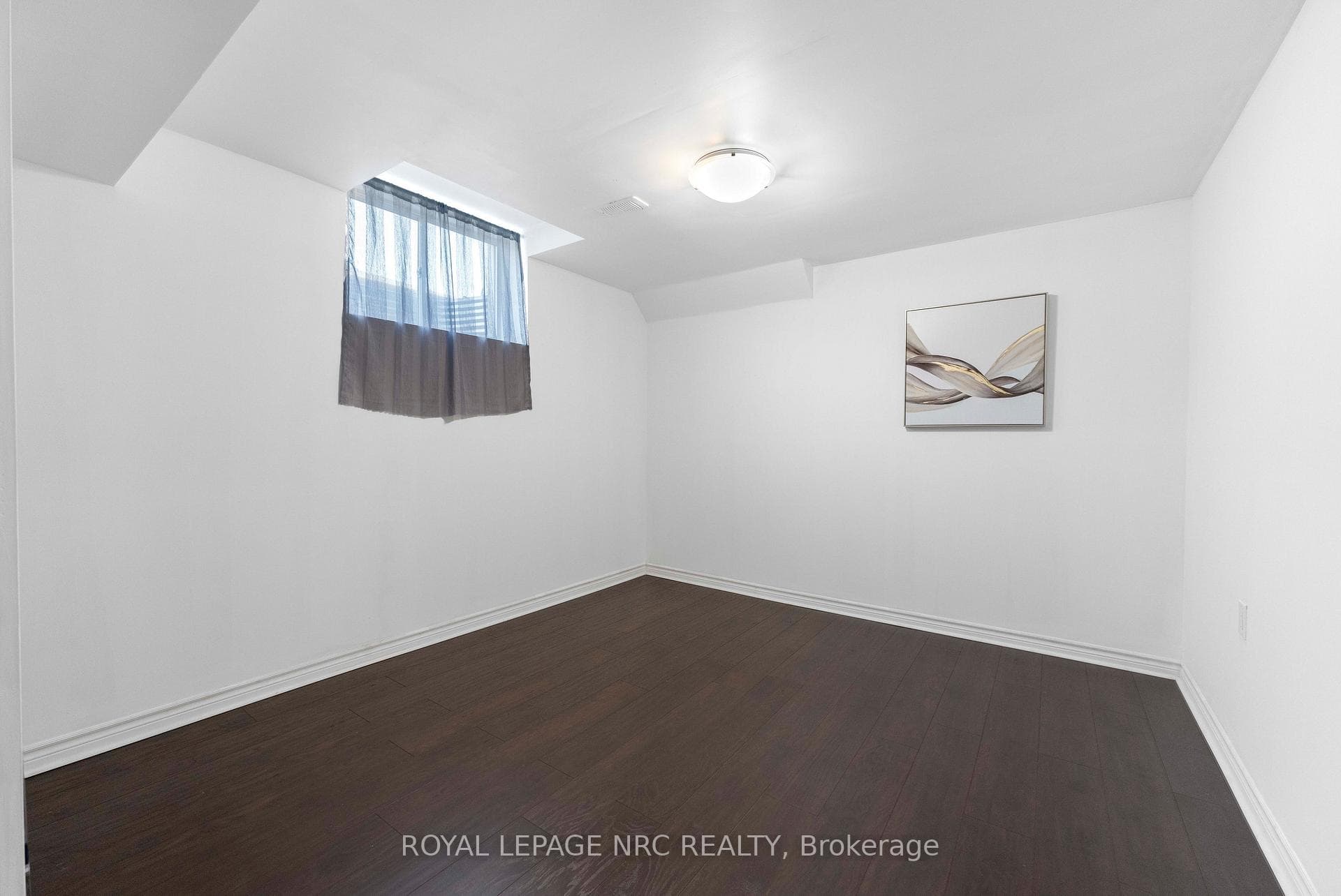 12 Swan Avenue photo 43