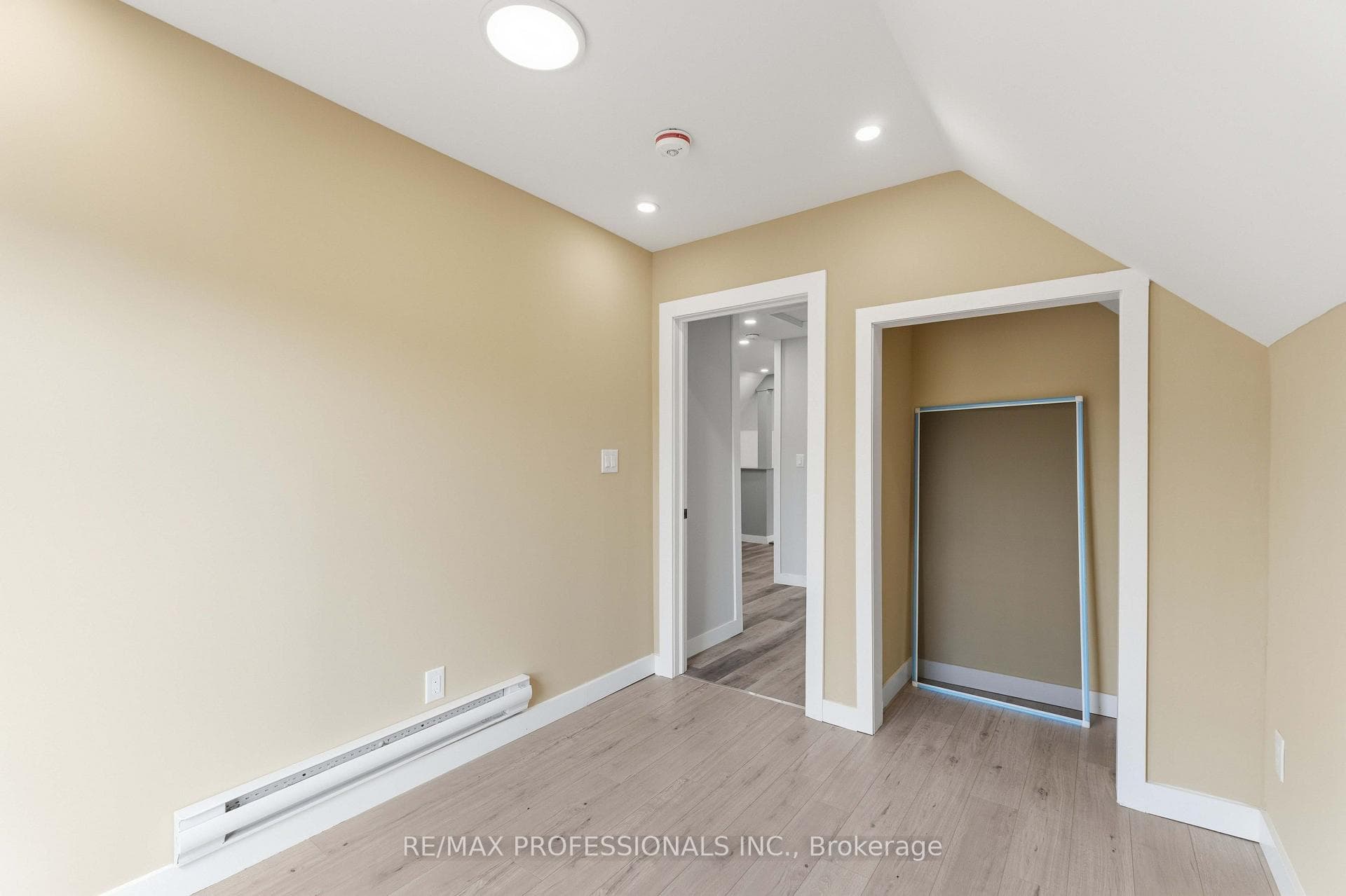 759 Barton Street Unit # Upper photo 17