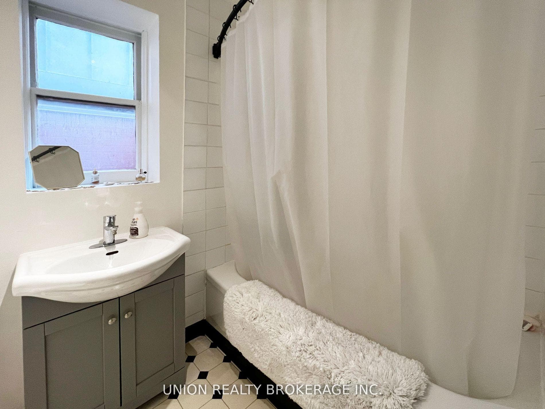 33 Balsam Avenue Unit Upper photo 10