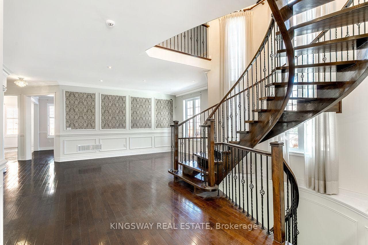 9 Scotchmere Crescent photo 4