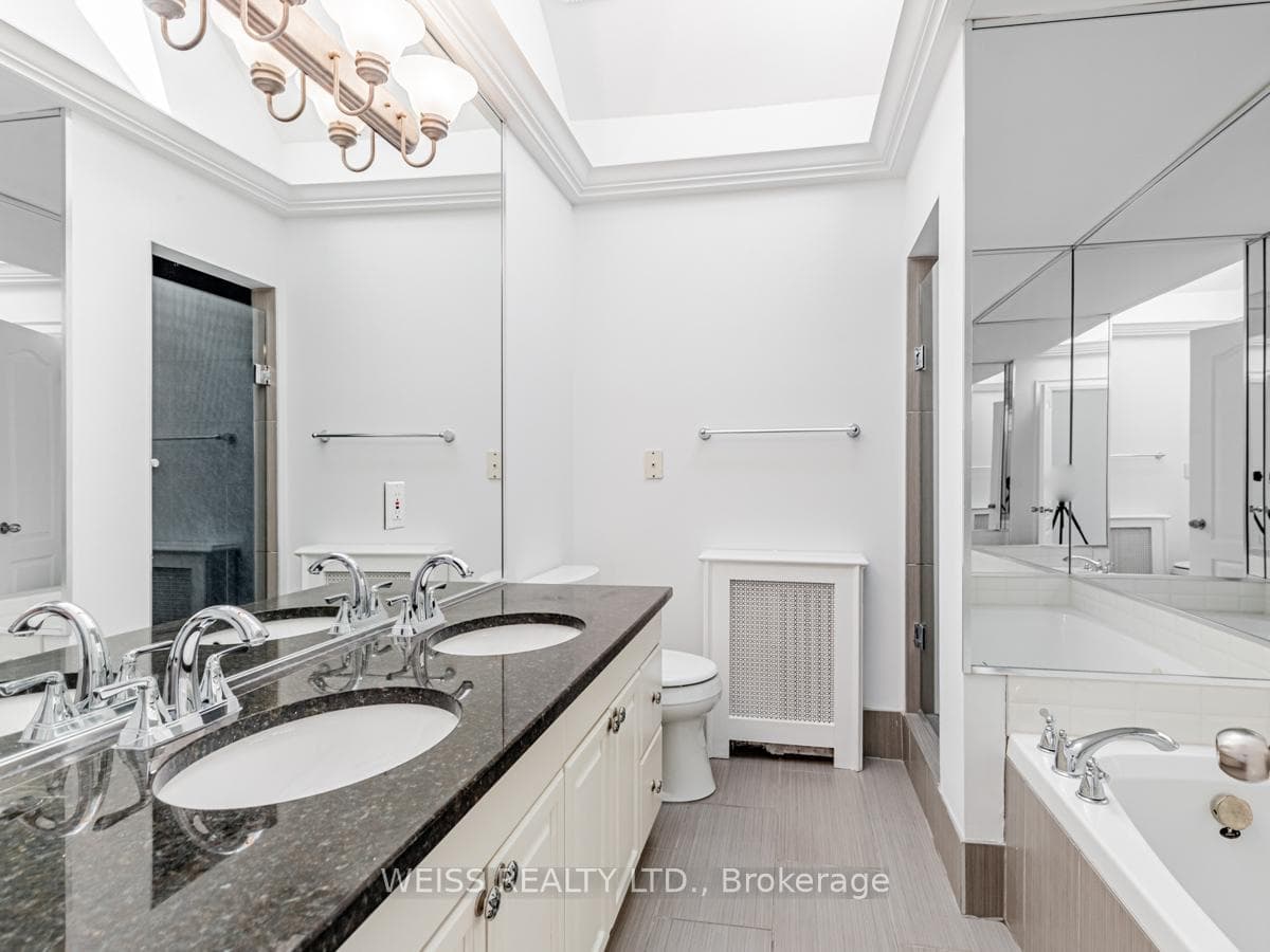 5-Pc Ensuite Off Primary Bedroom