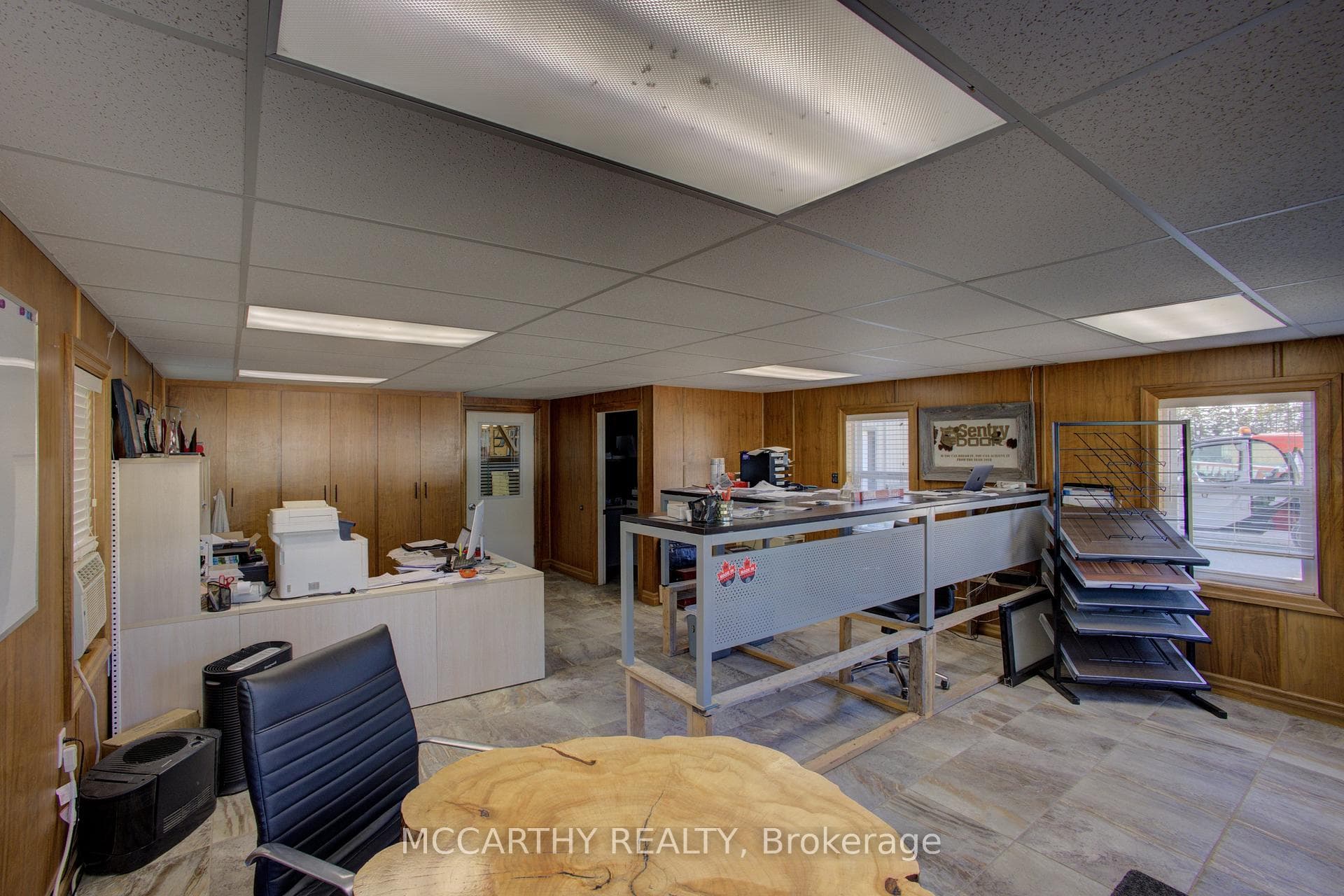 Finished office with water, heat, hydro, bathroom