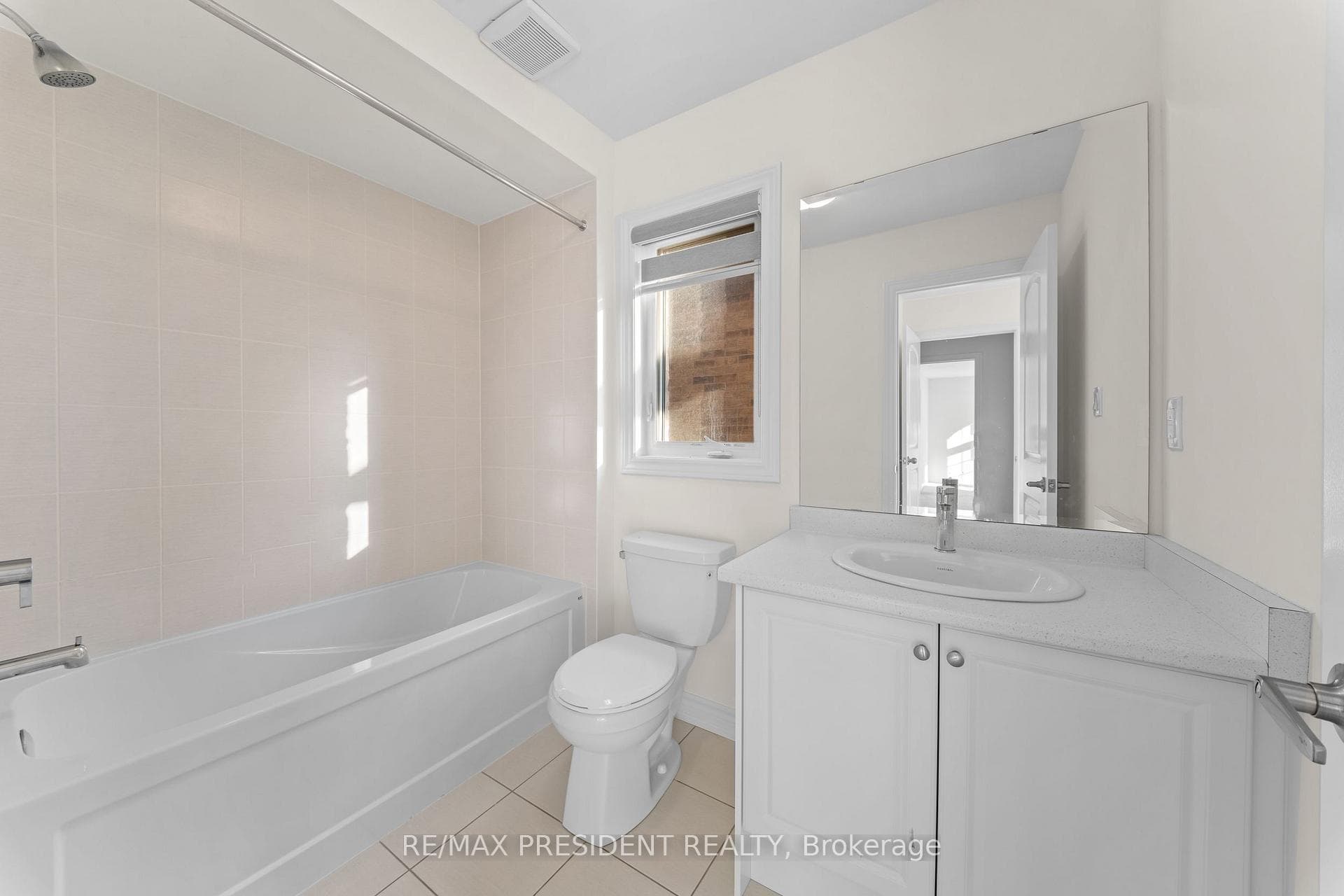 6 JENWOOD Crescent photo 40