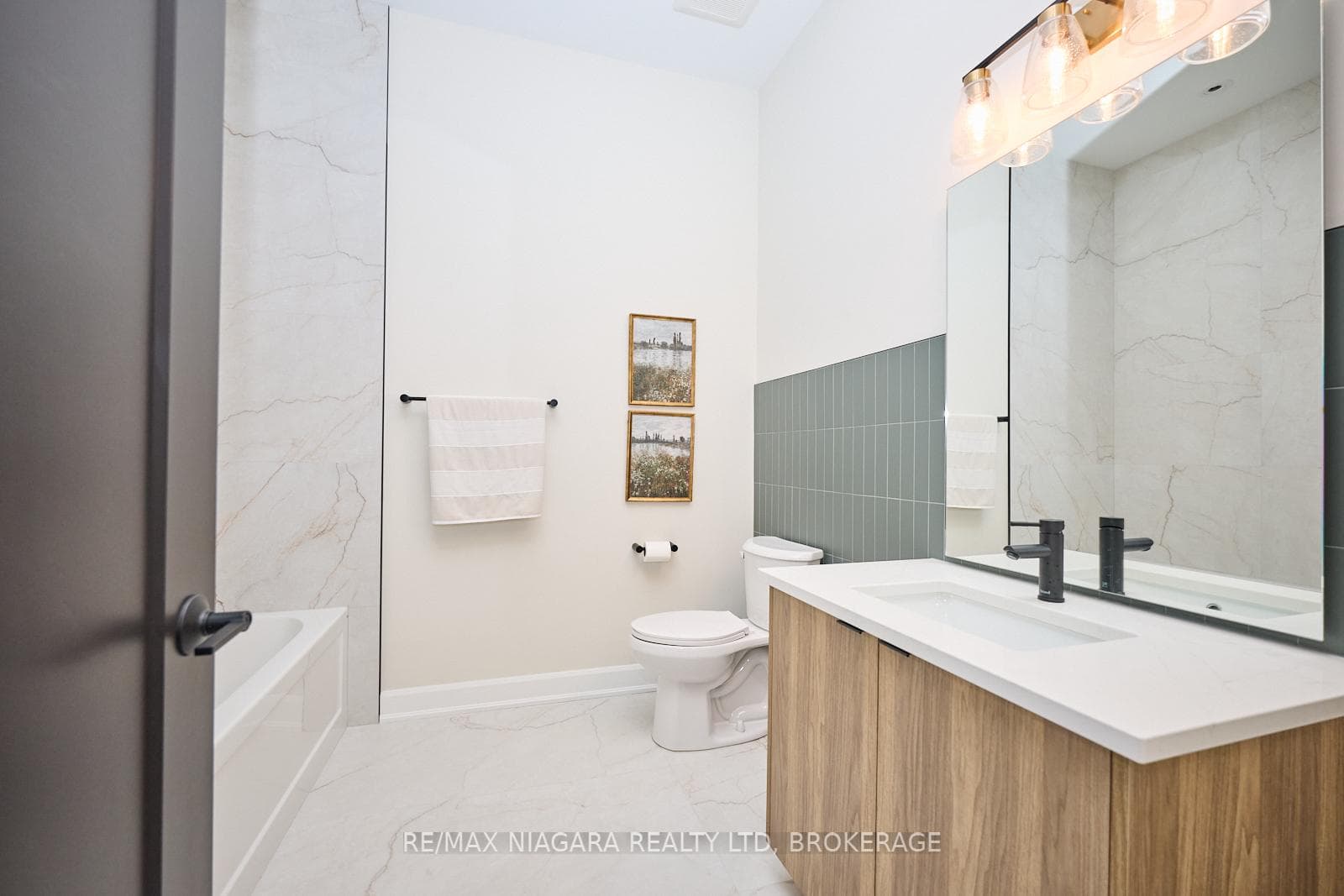 Main Floor 4pc Bathroom