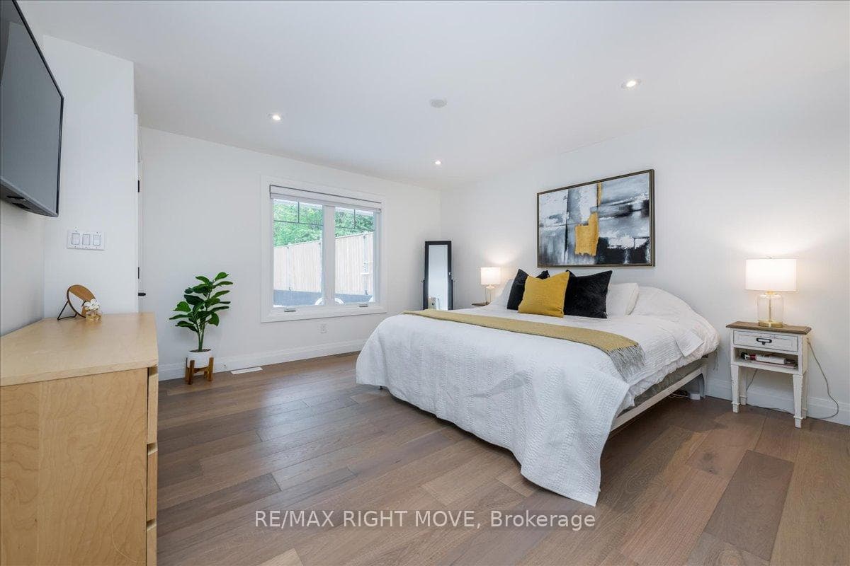369 Bay Street photo 16