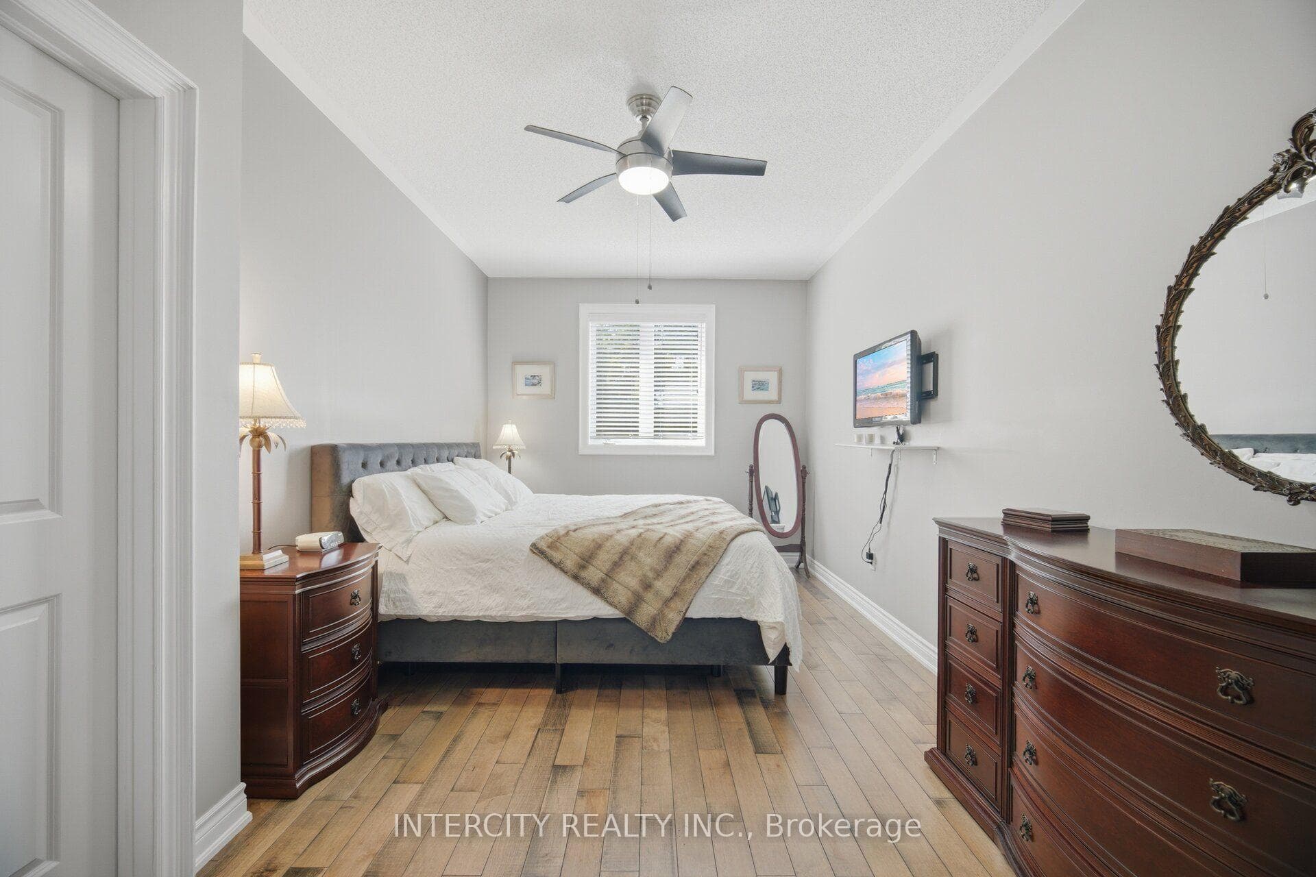 4 Petersen Place photo 28