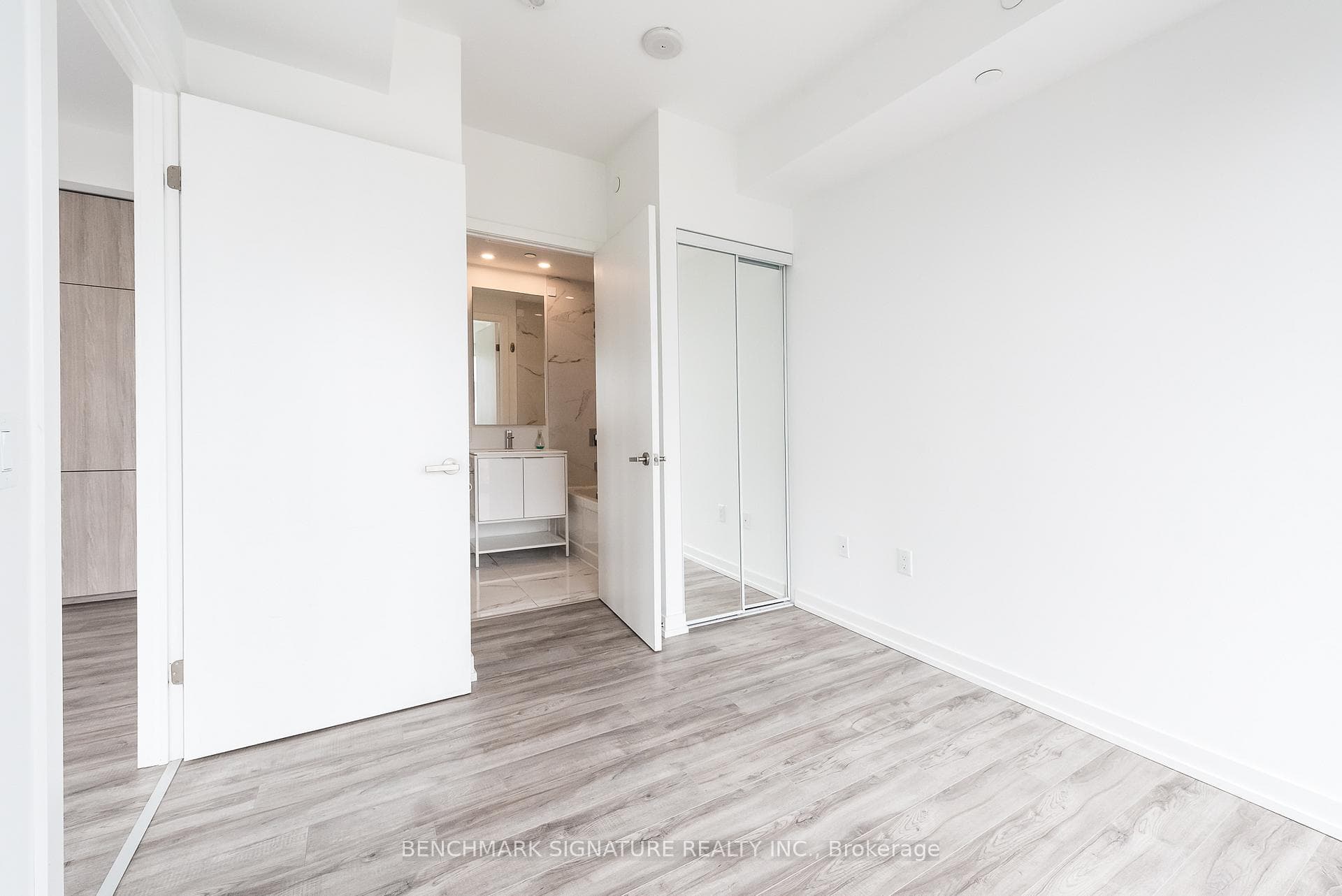 77 Shuter Street Unit 2810 photo 30