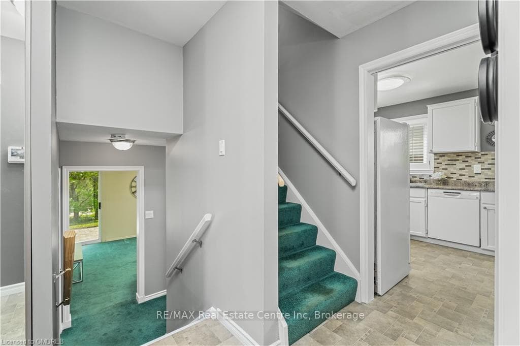 280 BLUEJAY Crescent photo 16