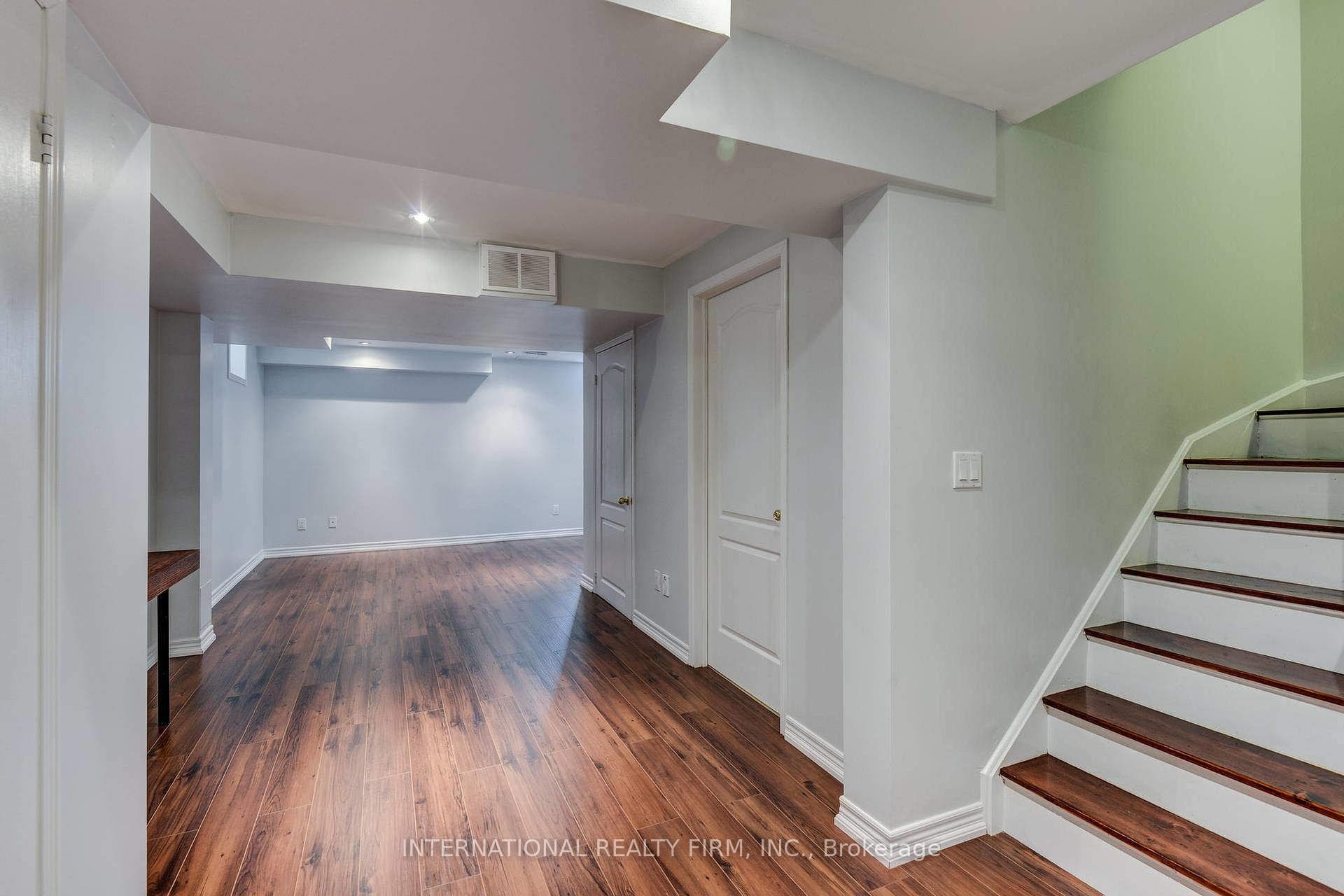 4881 Capri Crescent photo 21