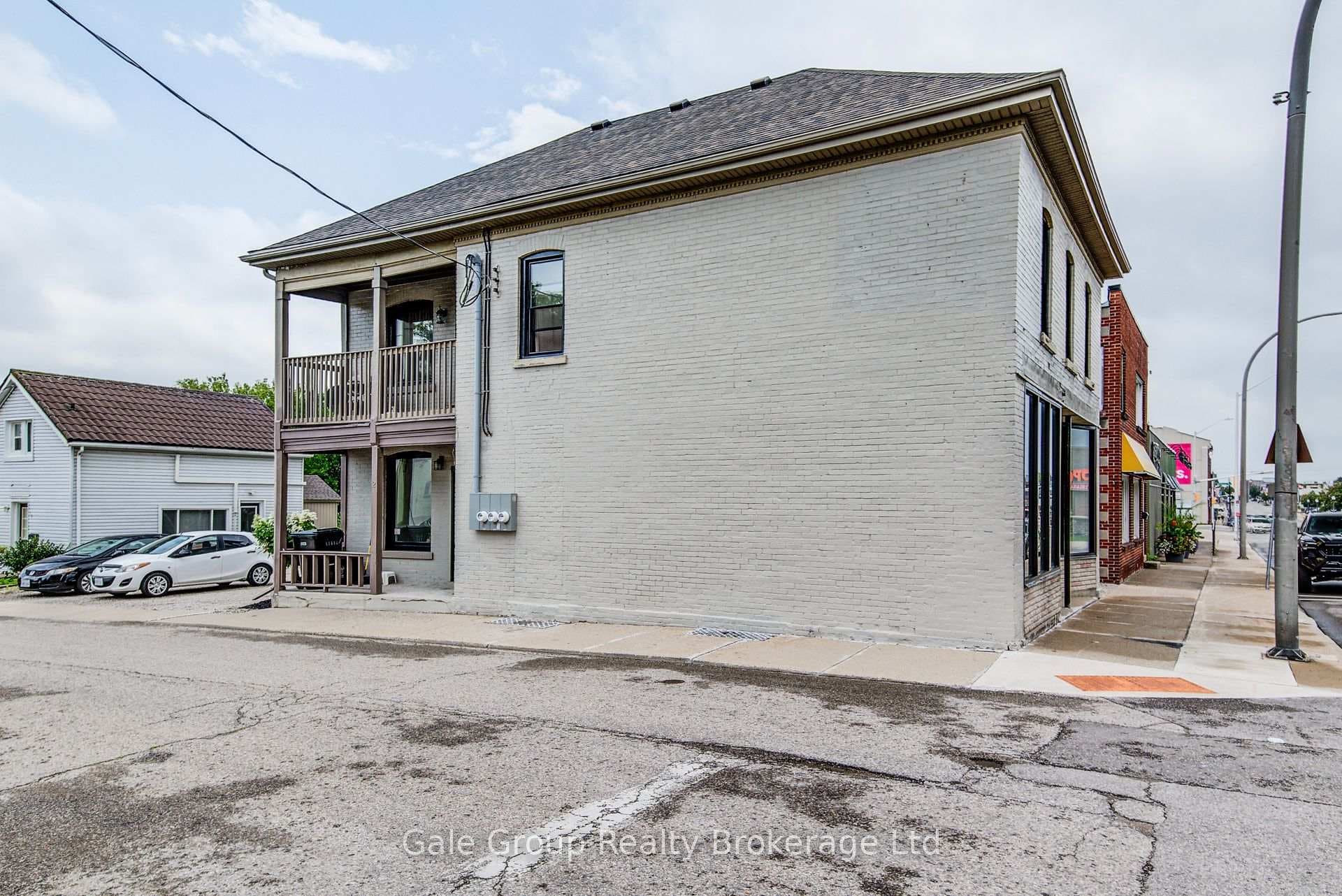 728 Dundas Street photo 3