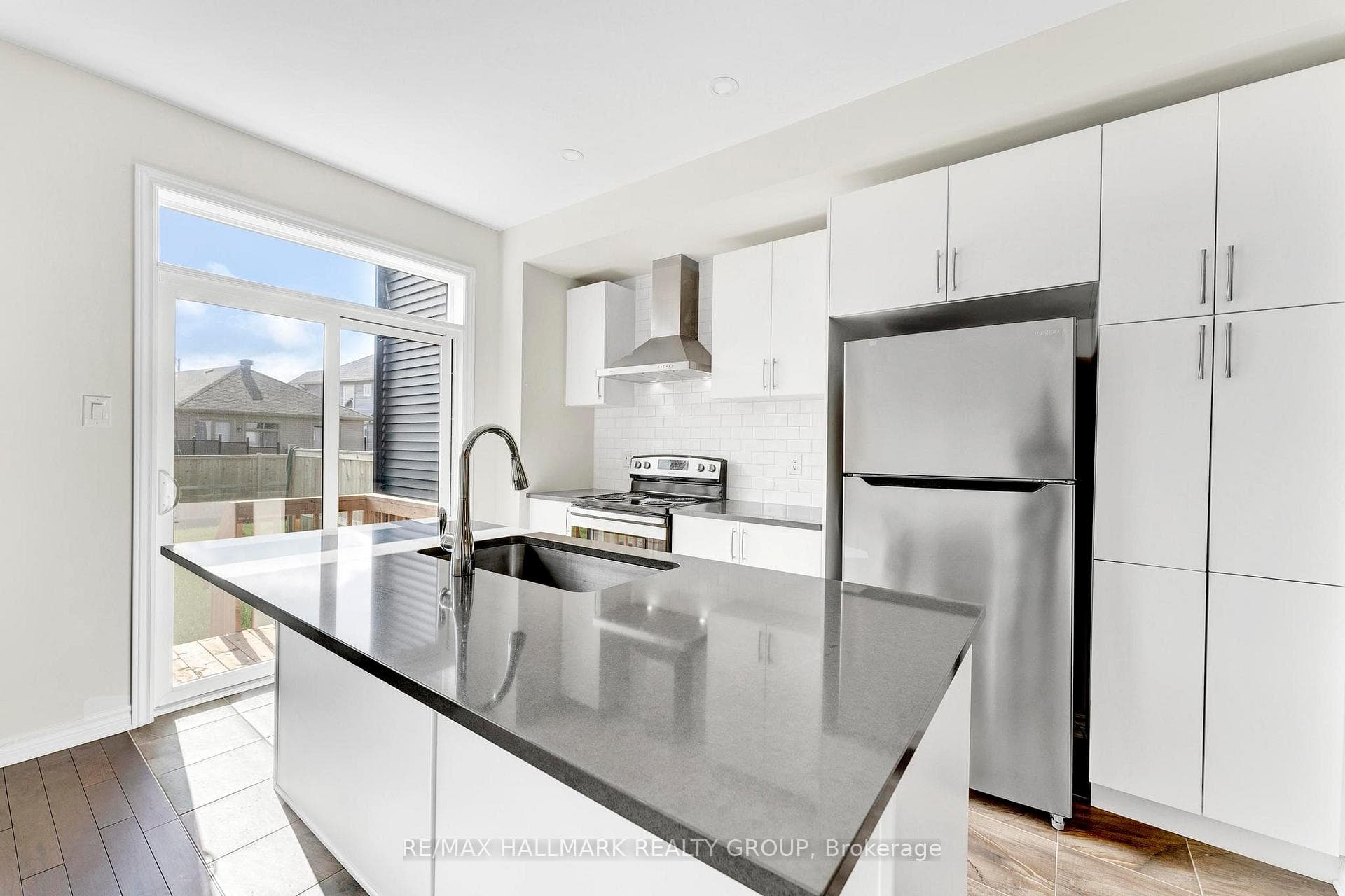 566 Cannes Crescent photo 11