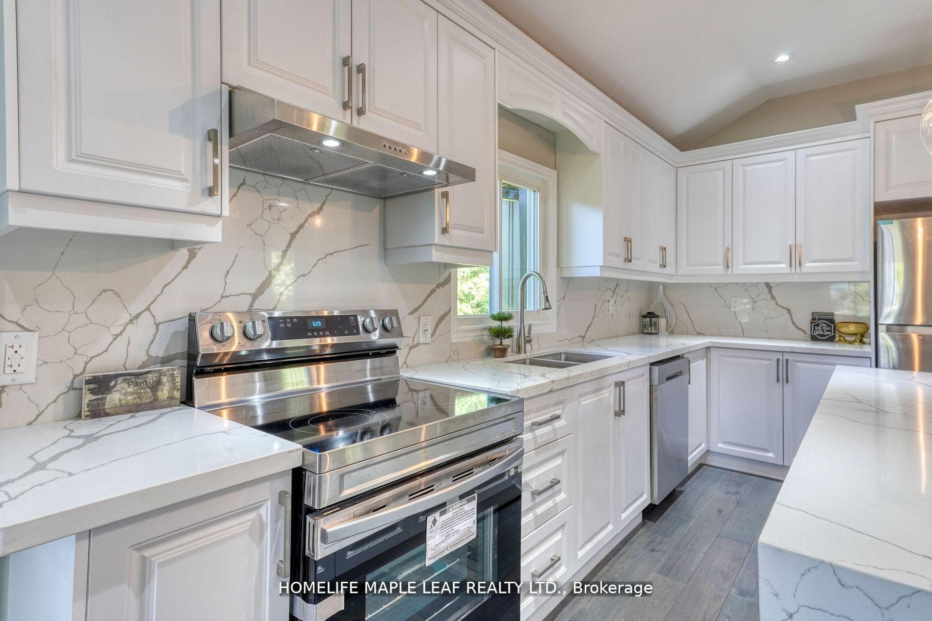 761 CHURCHILL Lane photo 9