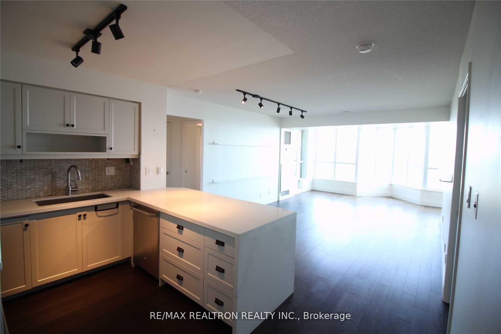 230 Queens Quay Unit 825 photo 2