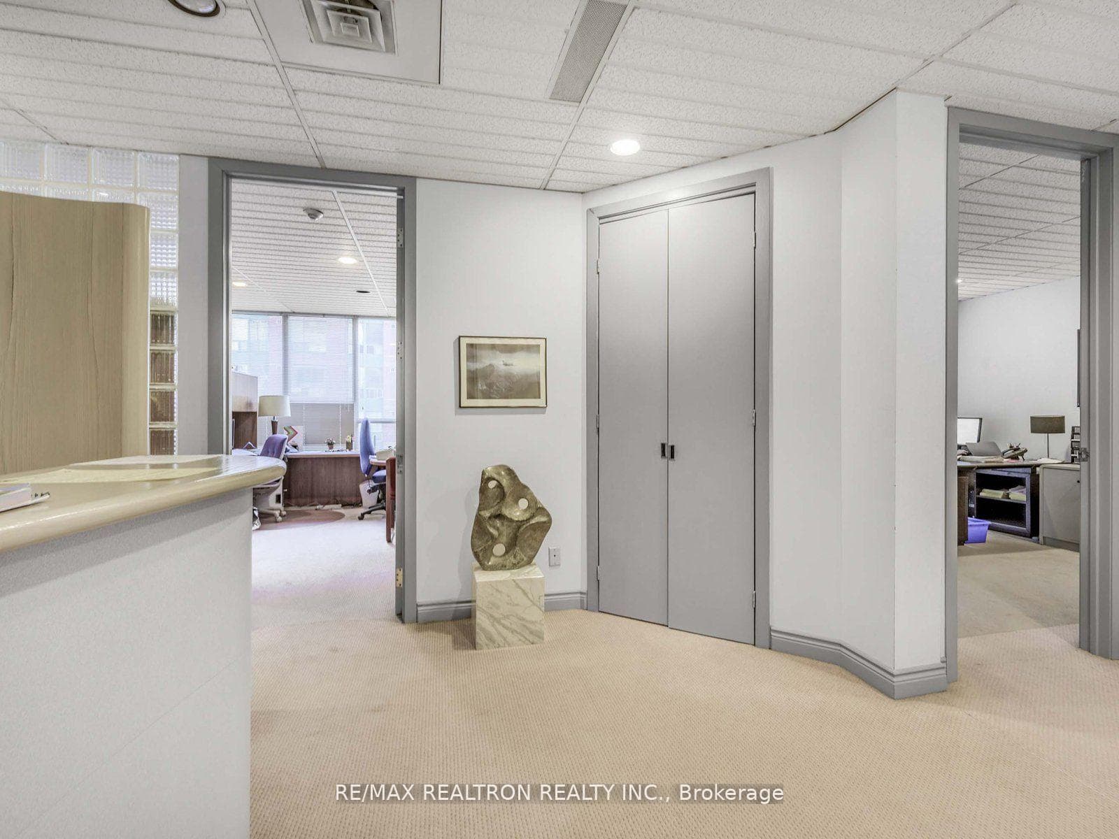 120 Carlton Street Unit 404 photo 5