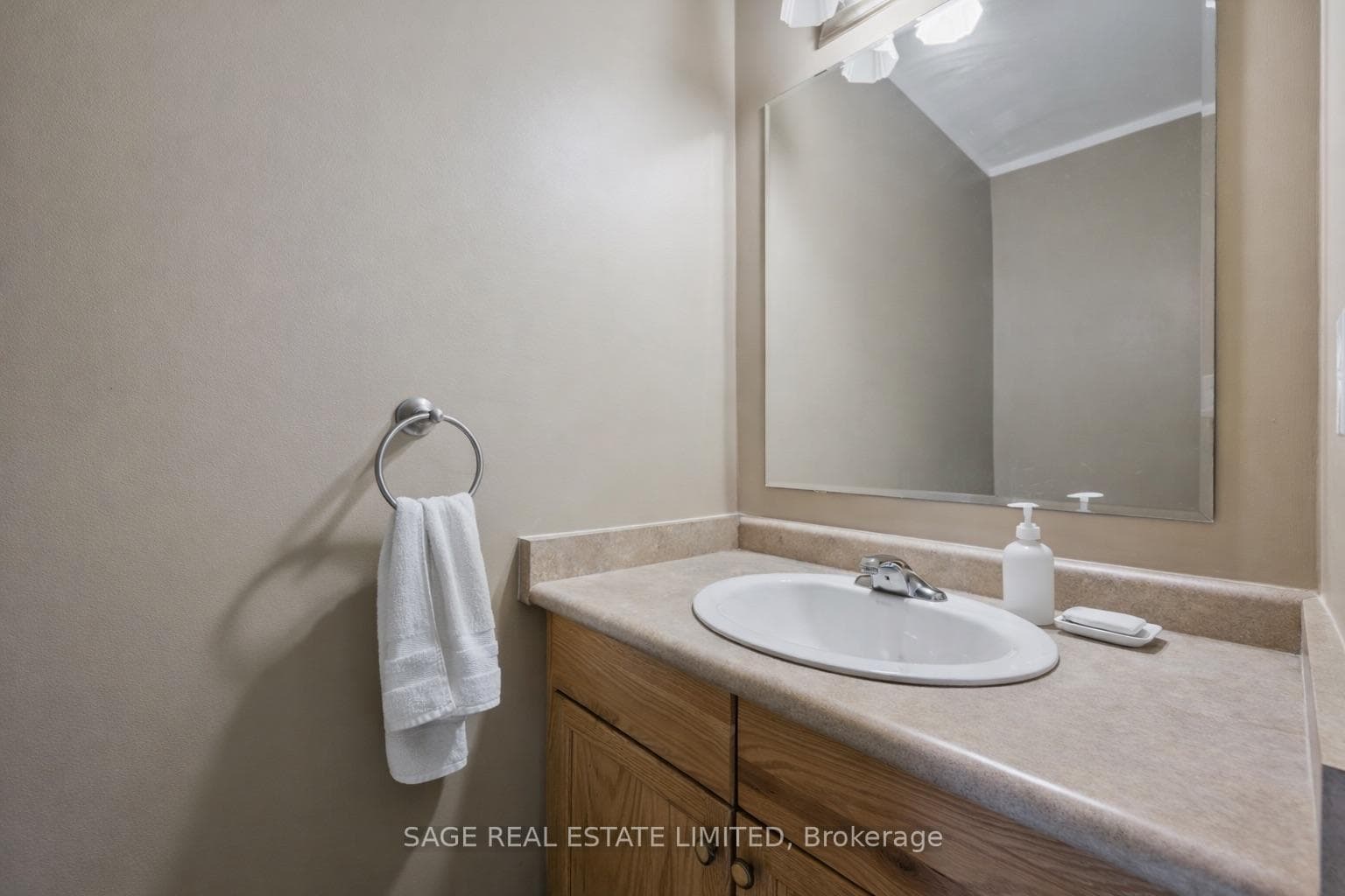 124 GOSLING Gardens Unit 28 photo 11