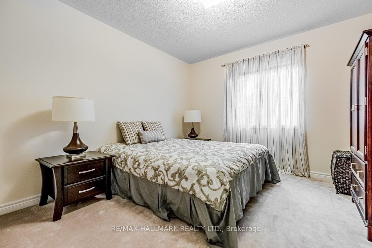 8 Laurentide Crescent photo 24
