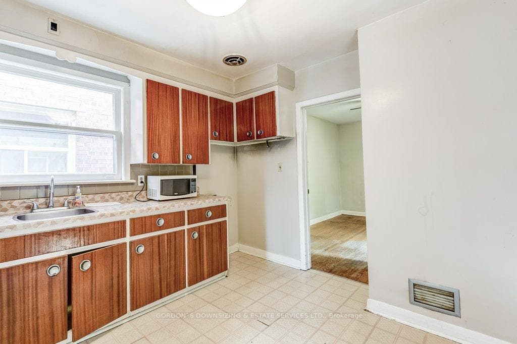 97 Mc Roberts Avenue photo 13