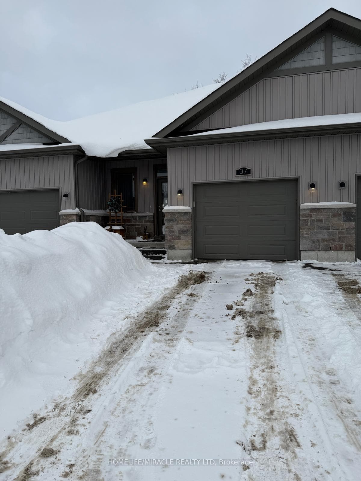 37 Ledgerock Court photo 2