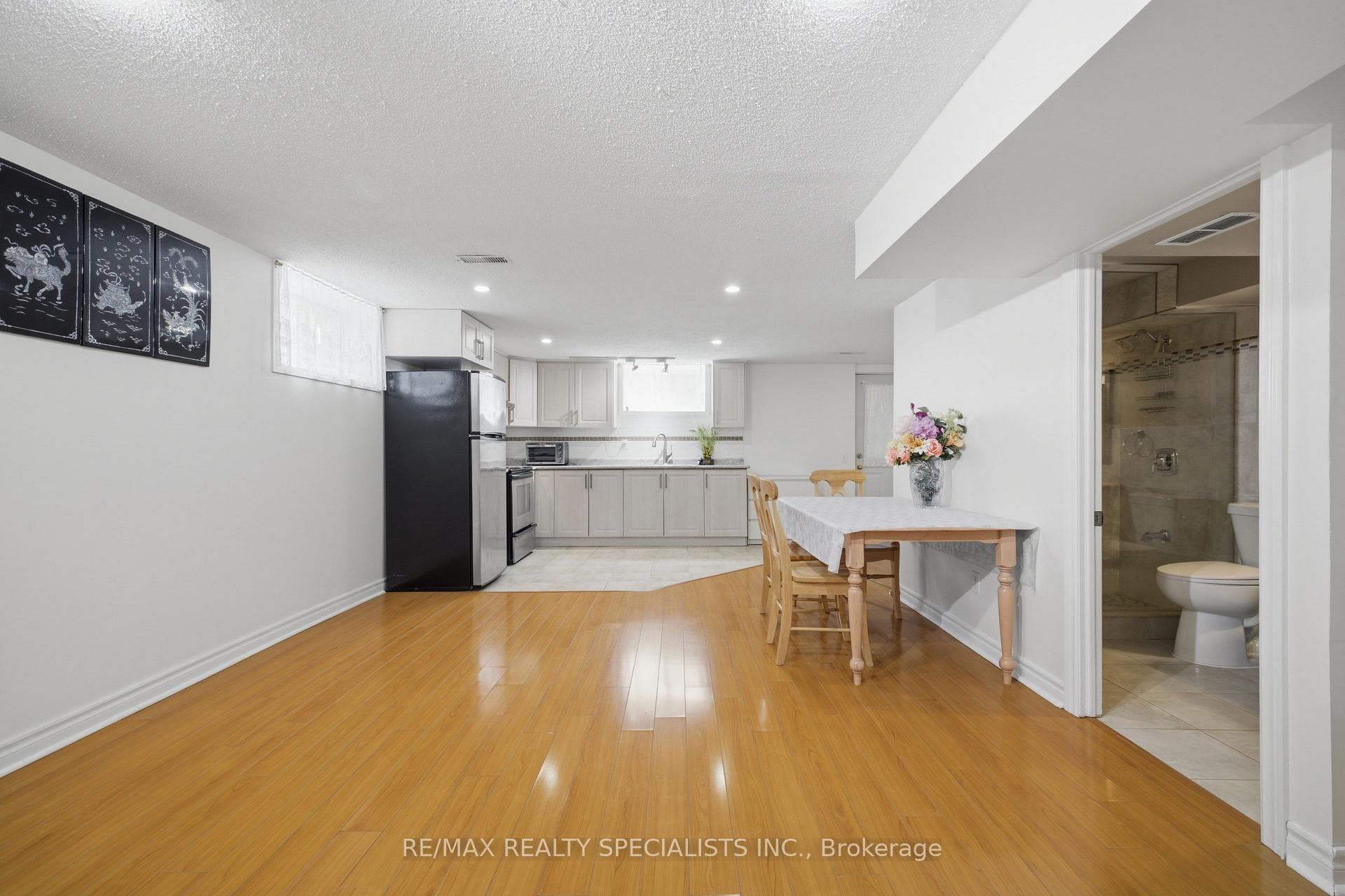1036 Caven Street photo 9