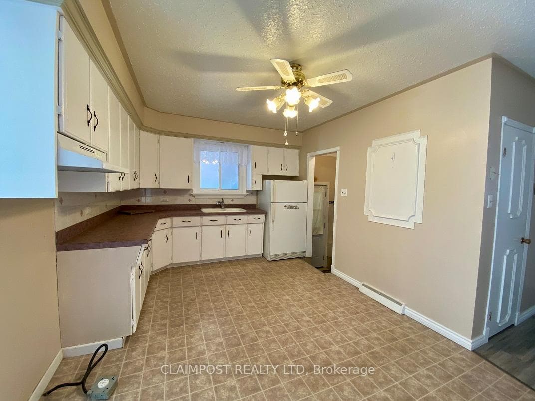 544 Paradis Street photo 5