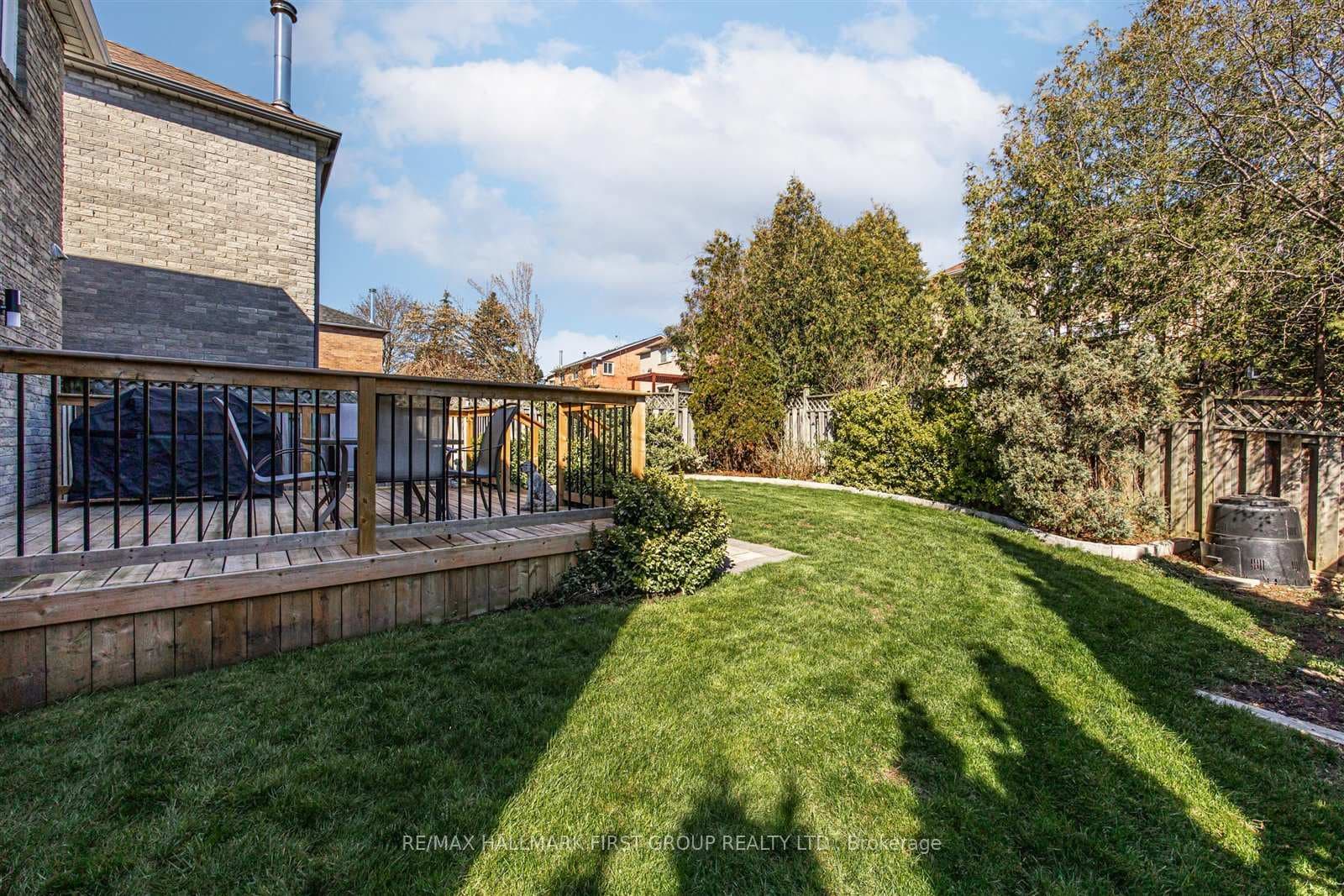1041 Honeywood Crescent photo 27