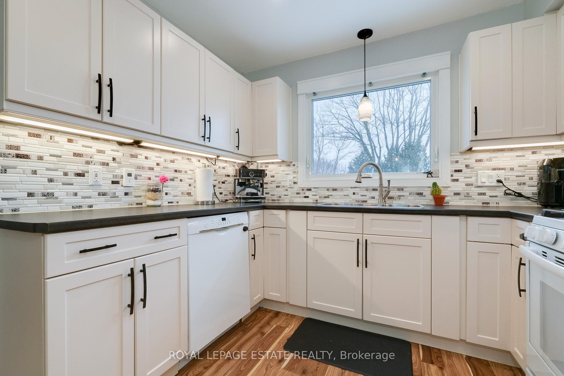 558 Lancelot Crescent photo 10