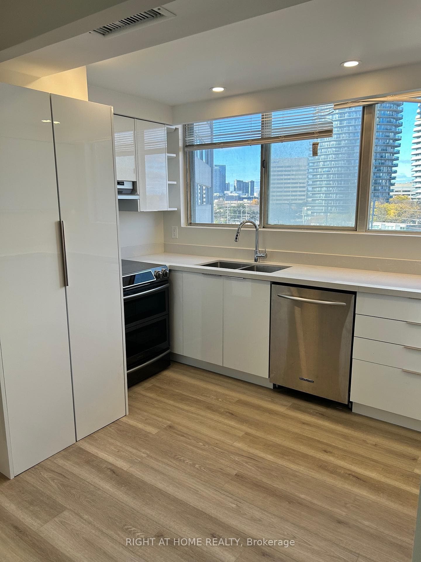 3700 KANEFF Crescent Unit 809 photo 12