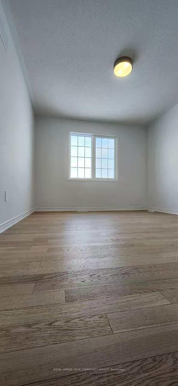 135 Leslie Richards Street photo 8