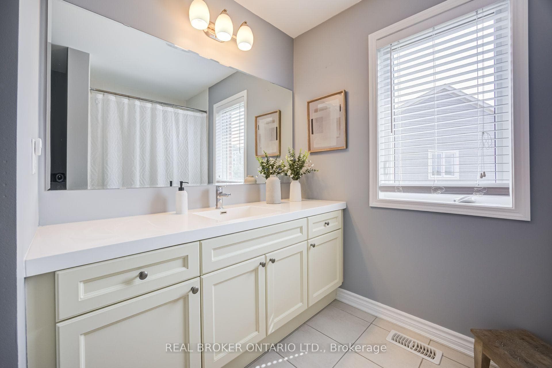 1178 Duignan Crescent photo 24