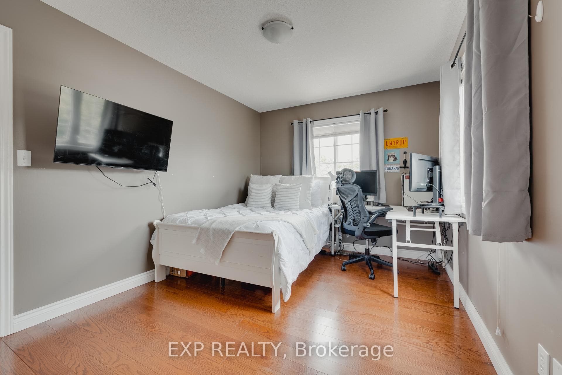 337 Featherstone Crescent photo 18