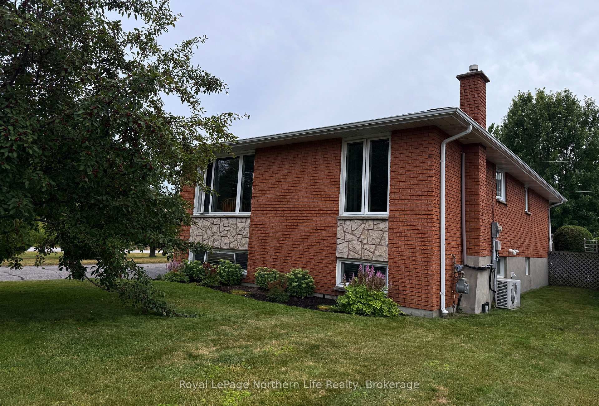 132 Levis Street photo 28